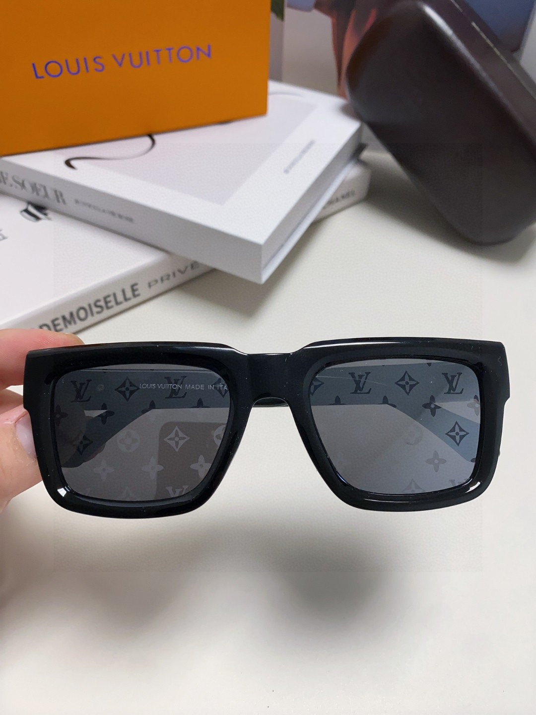  LV墨镜 墨镜🕶️好看上脸超大气显脸小，小满印不会有土气暴发户的感觉，男女都能带，很时髦 