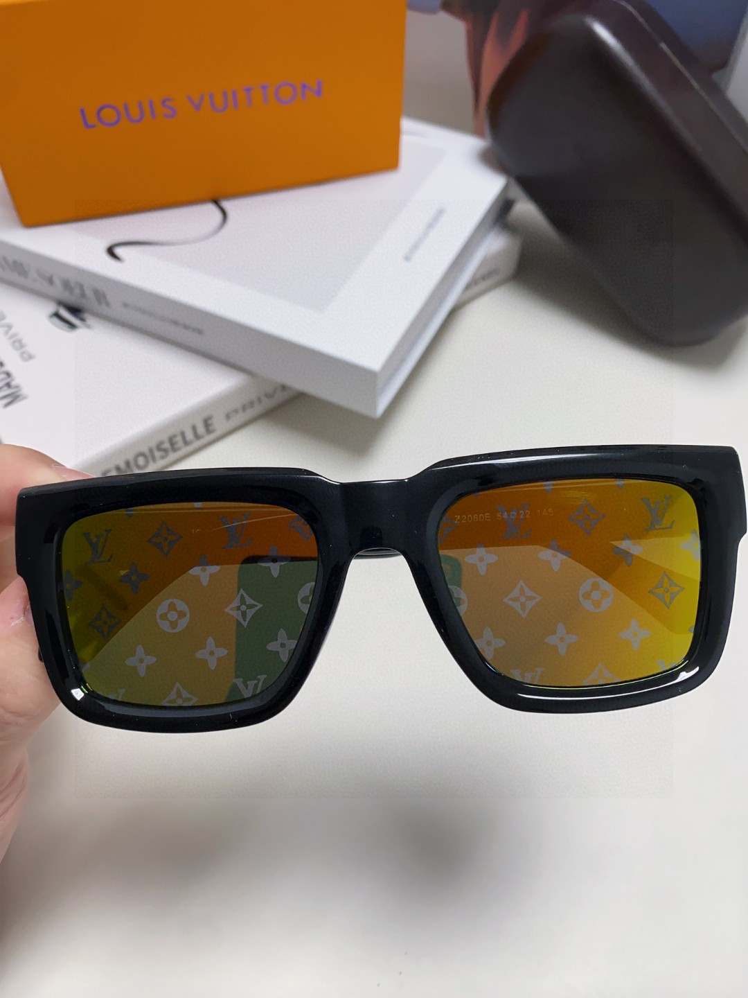  LV墨镜 墨镜🕶️好看上脸超大气显脸小，小满印不会有土气暴发户的感觉，男女都能带，很时髦 