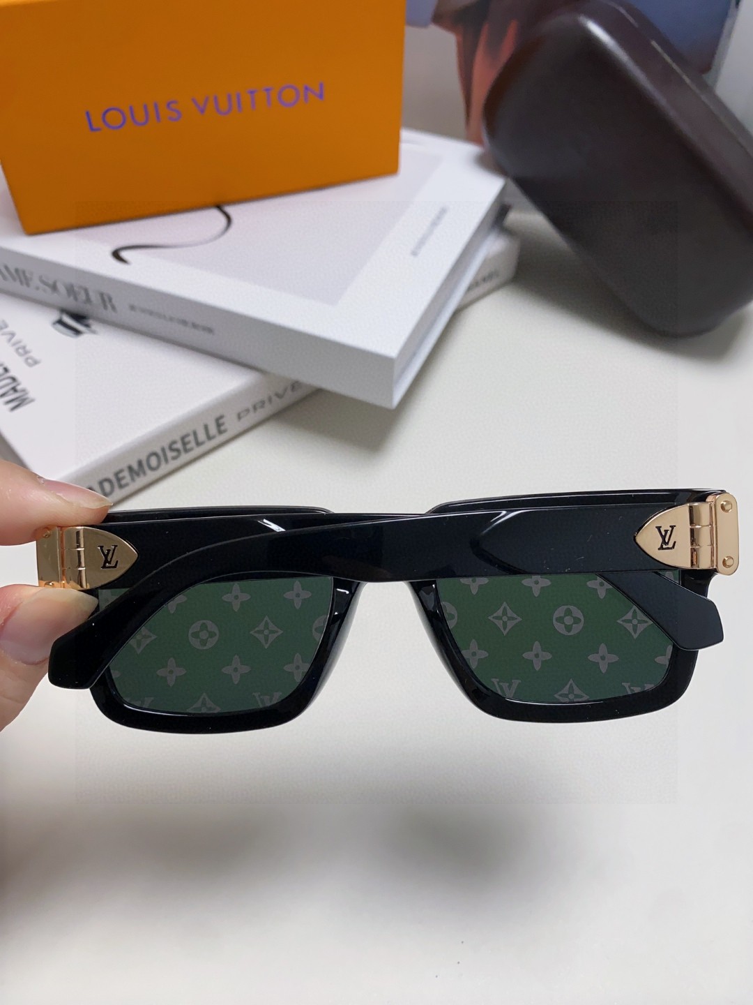  LV墨镜 墨镜🕶️好看上脸超大气显脸小，小满印不会有土气暴发户的感觉，男女都能带，很时髦 