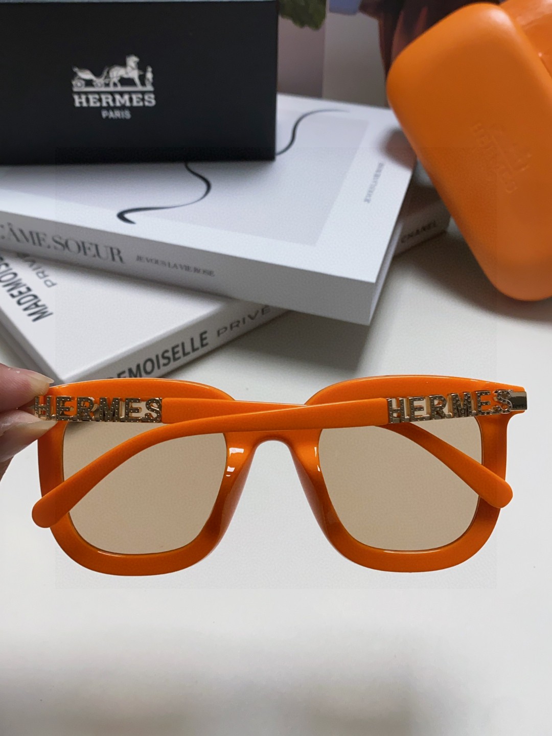 Hermes 爱马仕2025新款 复古方形百搭墨镜女圆脸显瘦网红高级感金属镂空腿防晒太阳镜 