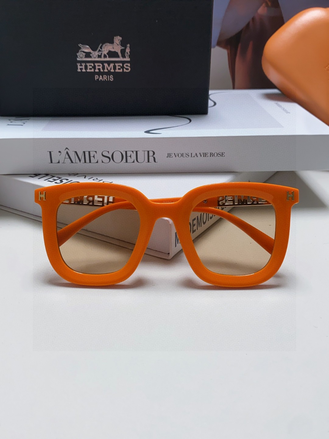  Hermes 爱马仕2025新款 复古方形百搭墨镜女圆脸显瘦网红高级感金属镂空腿防晒太阳镜 
