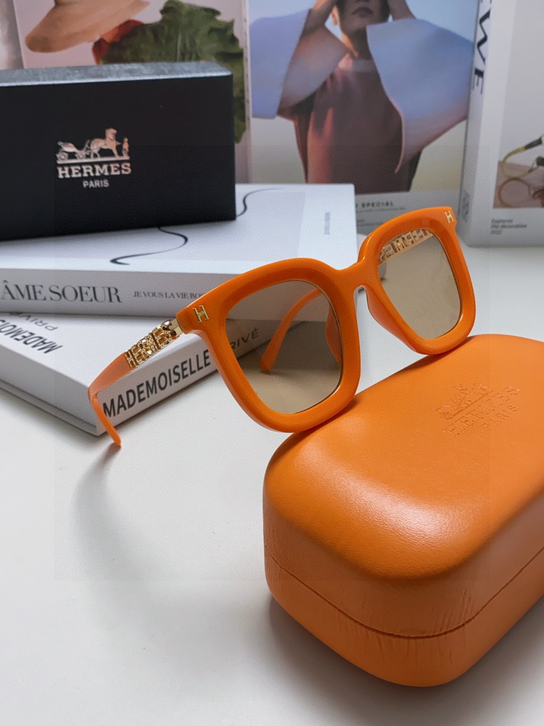  Hermes 爱马仕2025新款 复古方形百搭墨镜女圆脸显瘦网红高级感金属镂空腿防晒太阳镜 