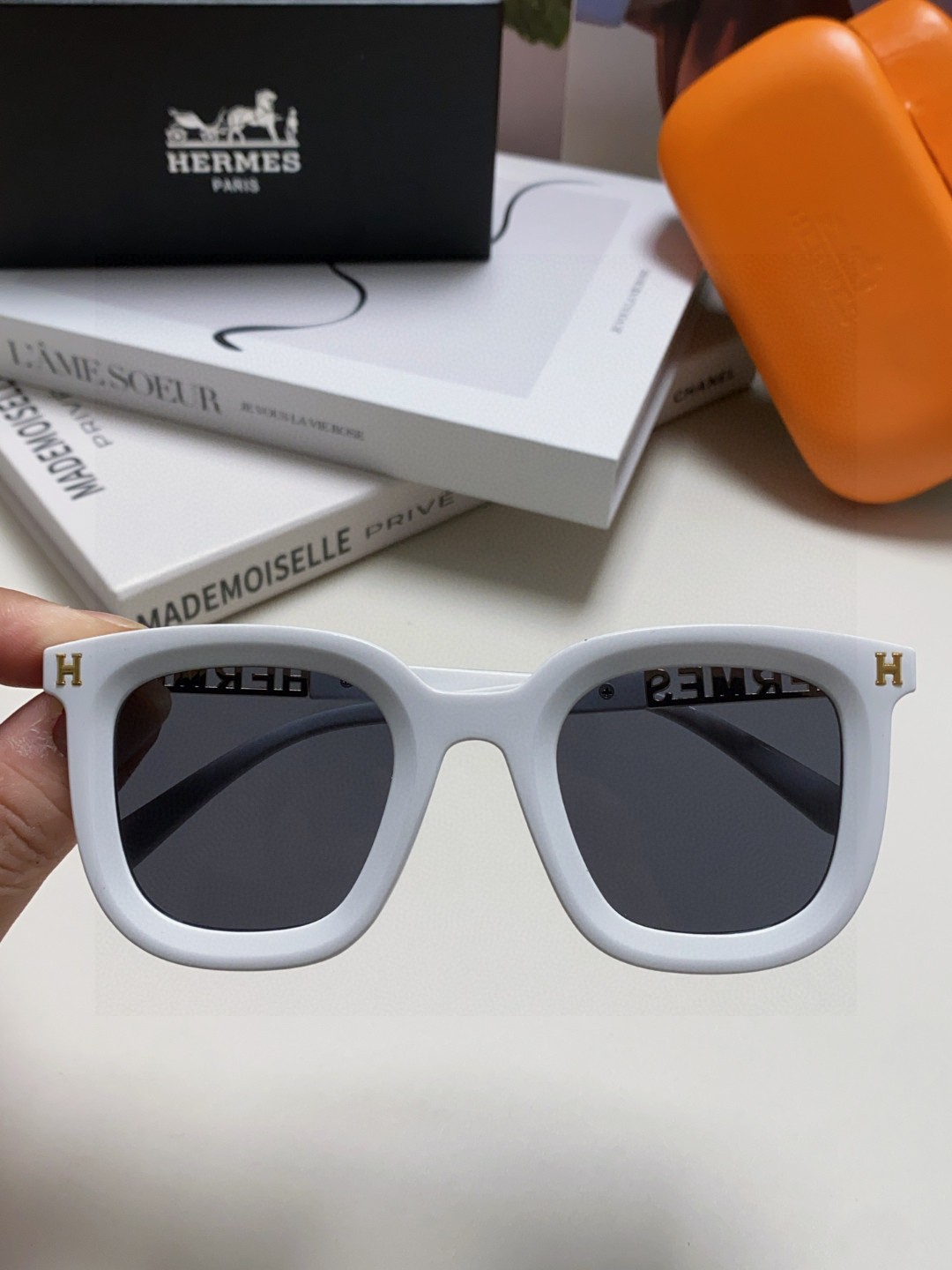  Hermes 爱马仕2025新款 复古方形百搭墨镜女圆脸显瘦网红高级感金属镂空腿防晒太阳镜 