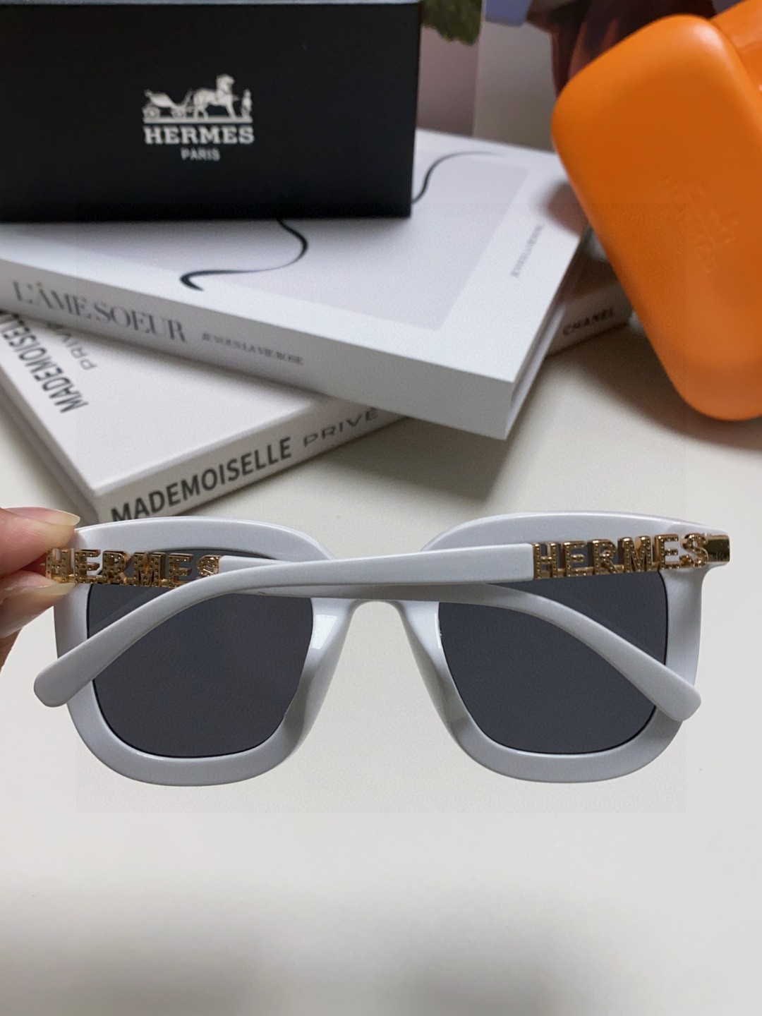  Hermes 爱马仕2025新款 复古方形百搭墨镜女圆脸显瘦网红高级感金属镂空腿防晒太阳镜 