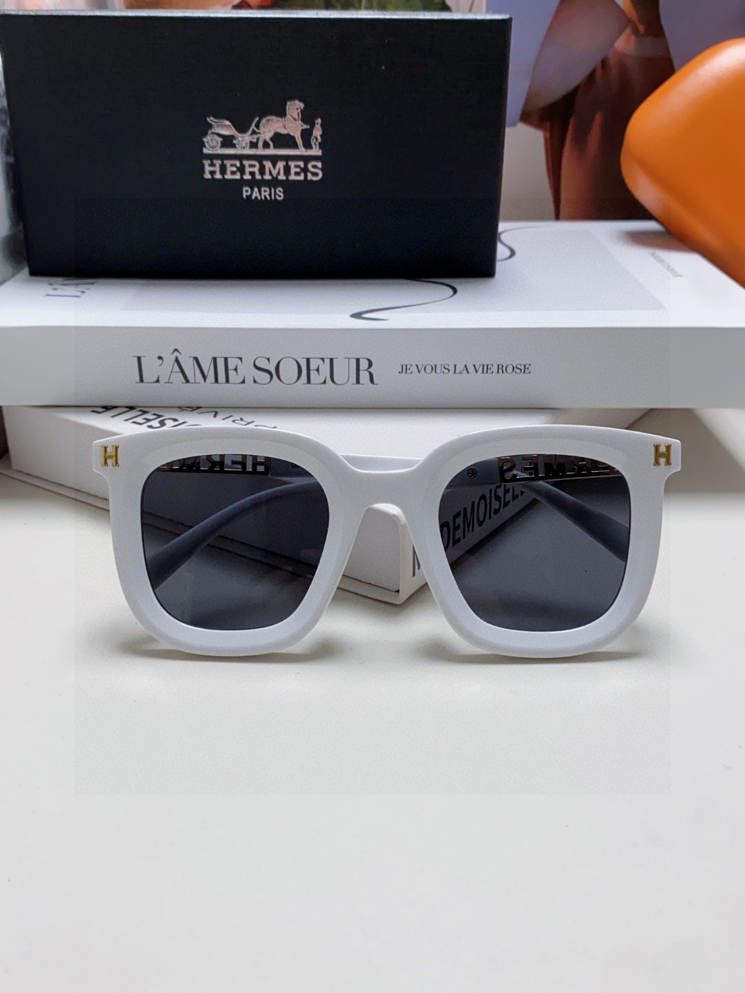  Hermes 爱马仕2025新款 复古方形百搭墨镜女圆脸显瘦网红高级感金属镂空腿防晒太阳镜 