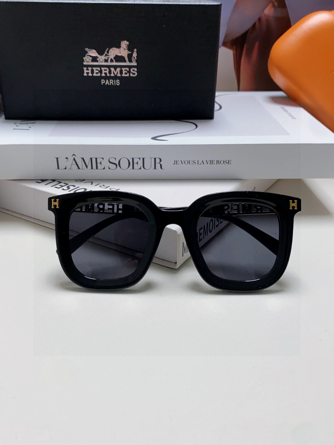  Hermes 爱马仕2025新款 复古方形百搭墨镜女圆脸显瘦网红高级感金属镂空腿防晒太阳镜 