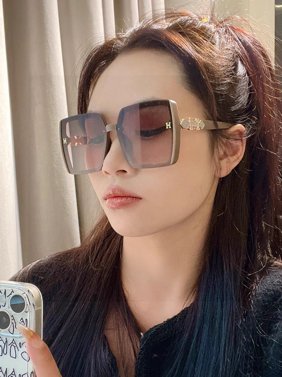   Hermes爱马仕2026新款 女士高清太阳镜高质	
量切片镜框，进口宝丽高清镜片大框时尚太	
阳镜