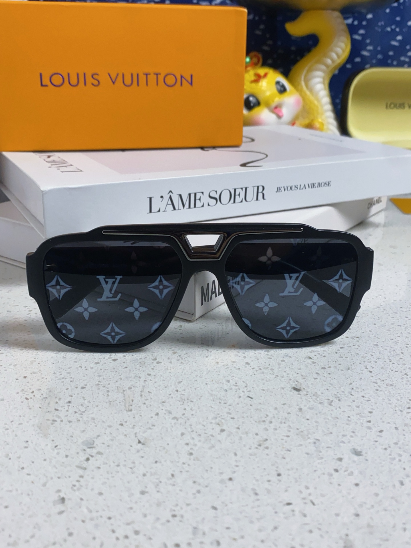  LV路易威登 2025新款明星同款防晒潮流遮阳时尚ins单品街拍开车矩形墨镜 男女通用