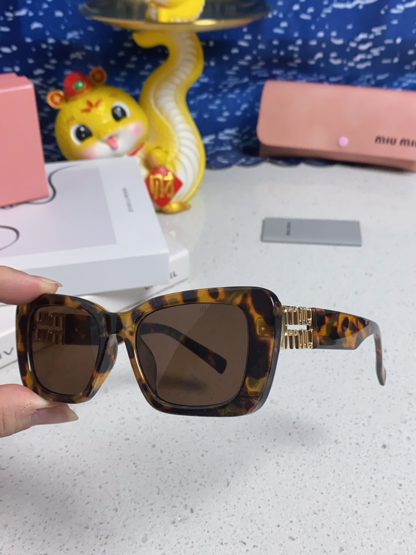  缪缪MIUMIU2025新款墨镜高级感女复古时尚方框防晒街拍潮流太阳镜