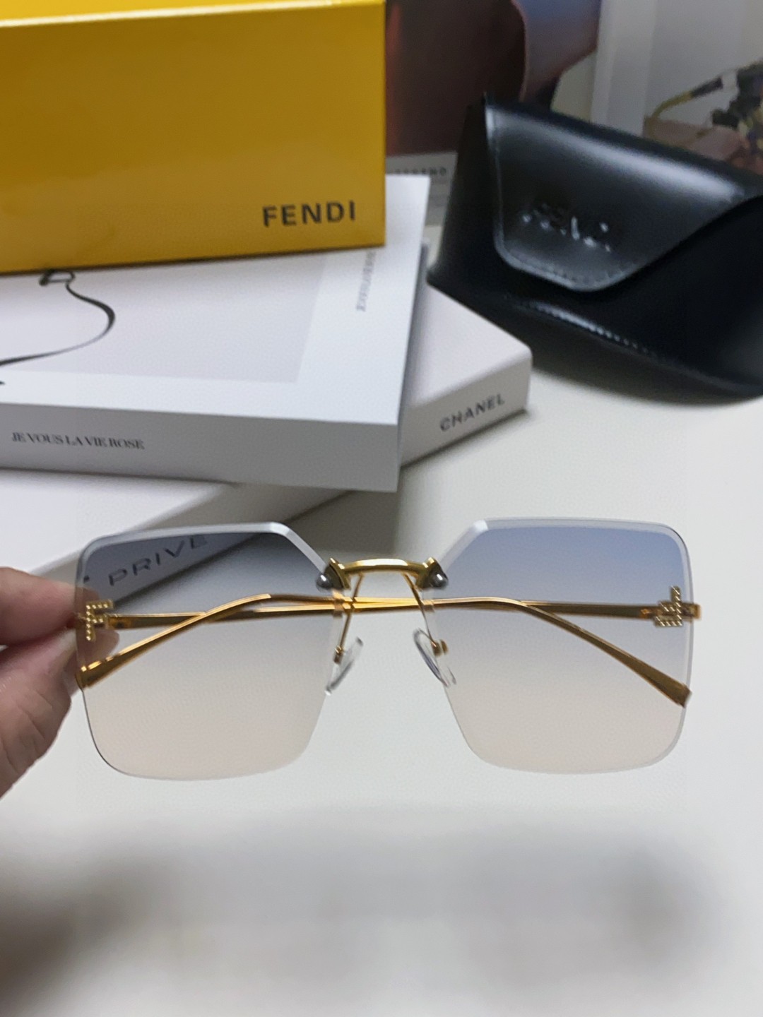  Fendi芬迪 2025新款 绝美F钻石 金属方形无框太阳眼镜 遮阳显瘦墨镜防紫外线 男女通用 FE4