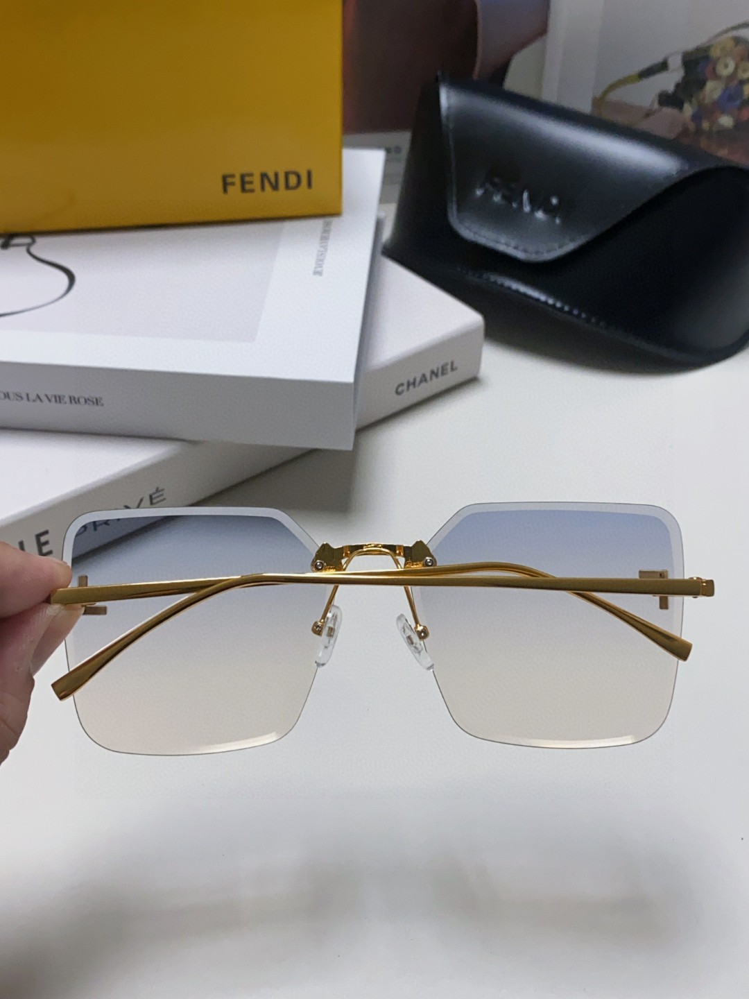  Fendi芬迪 2025新款 绝美F钻石 金属方形无框太阳眼镜 遮阳显瘦墨镜防紫外线 男女通用 FE4