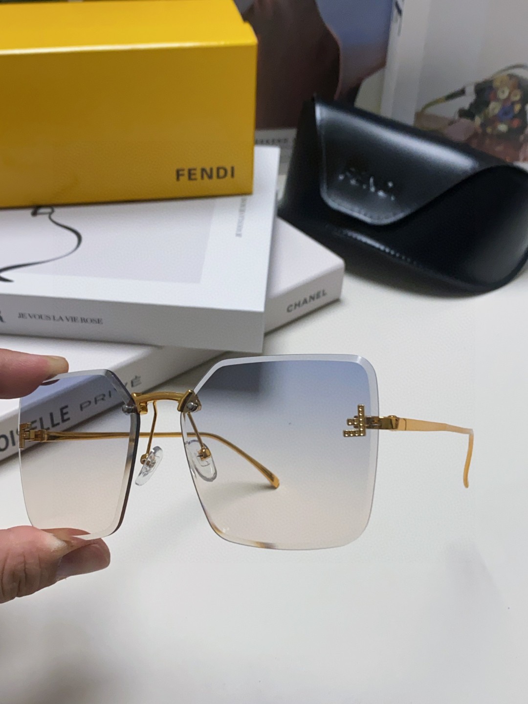  Fendi芬迪 2025新款 绝美F钻石 金属方形无框太阳眼镜 遮阳显瘦墨镜防紫外线 男女通用 FE4