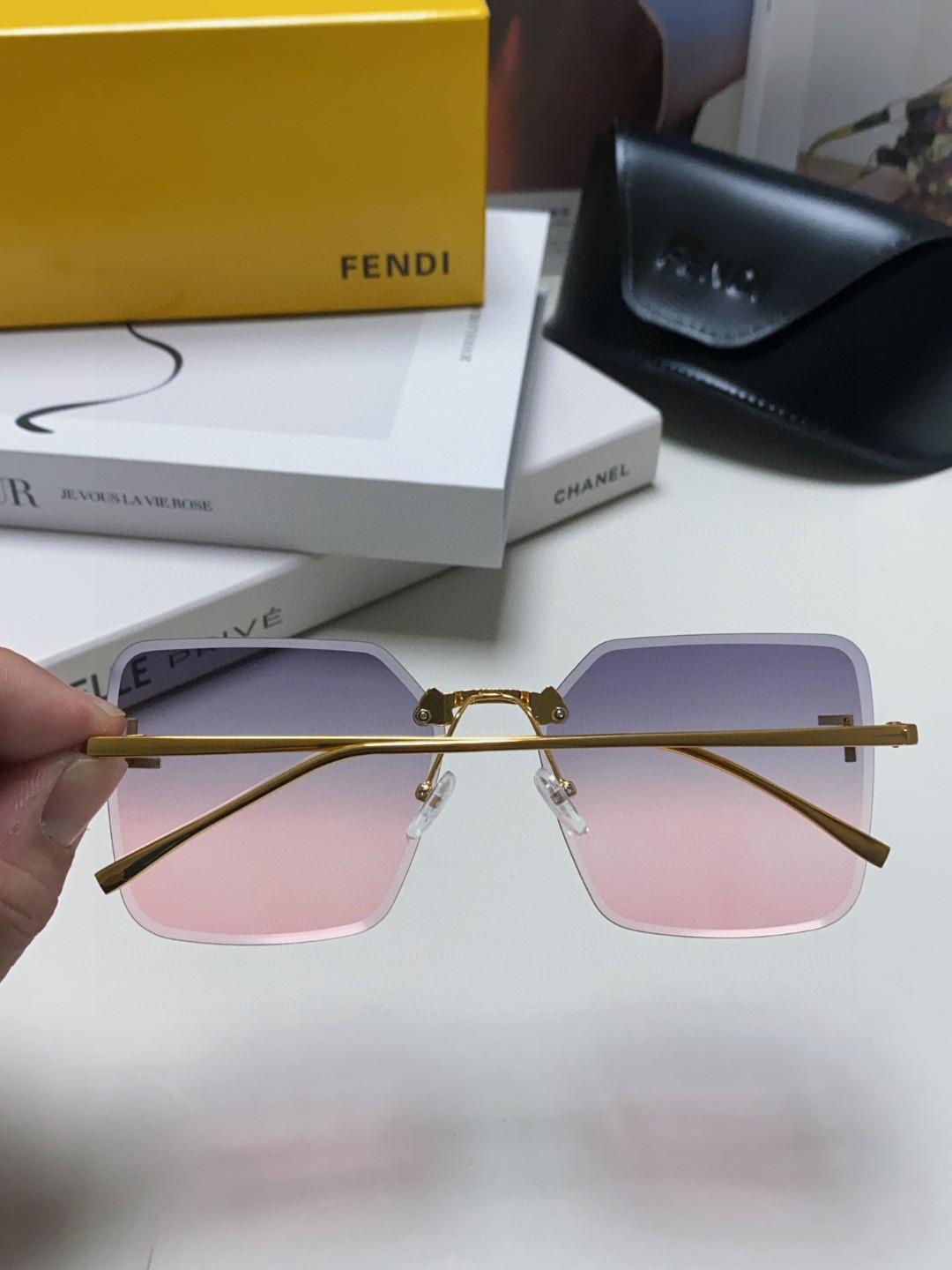  Fendi芬迪 2025新款 绝美F钻石 金属方形无框太阳眼镜 遮阳显瘦墨镜防紫外线 男女通用 FE4