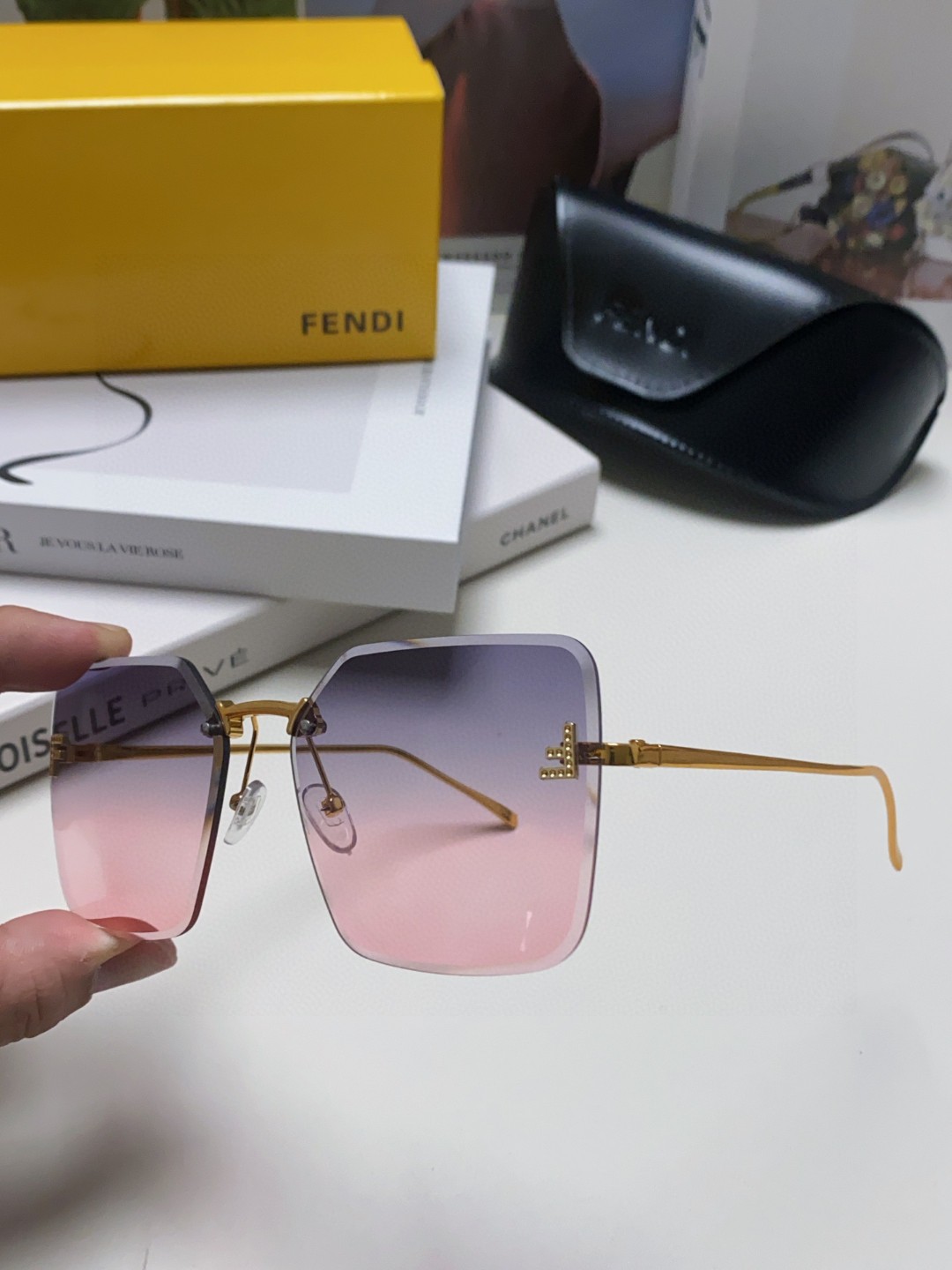  Fendi芬迪 2025新款 绝美F钻石 金属方形无框太阳眼镜 遮阳显瘦墨镜防紫外线 男女通用 FE4