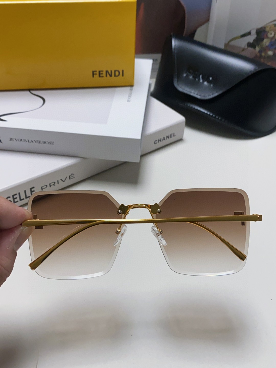  Fendi芬迪 2025新款 绝美F钻石 金属方形无框太阳眼镜 遮阳显瘦墨镜防紫外线 男女通用 FE4