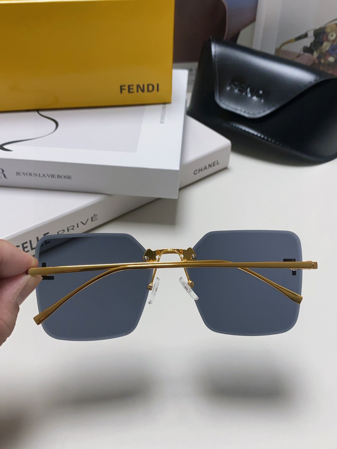  Fendi芬迪 2025新款 绝美F钻石 金属方形无框太阳眼镜 遮阳显瘦墨镜防紫外线 男女通用 FE4