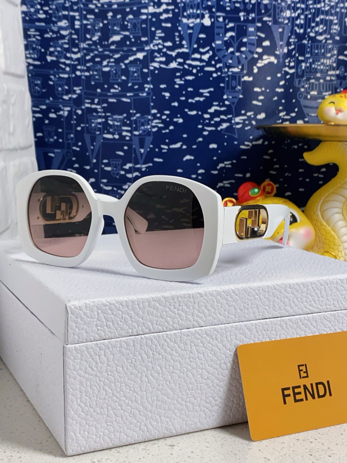  FENDI芬迪 卖了一批又一批，醋酸纤维O’Lock眼镜。金色金属镜腿，饰有超大O'Lock标志。超好