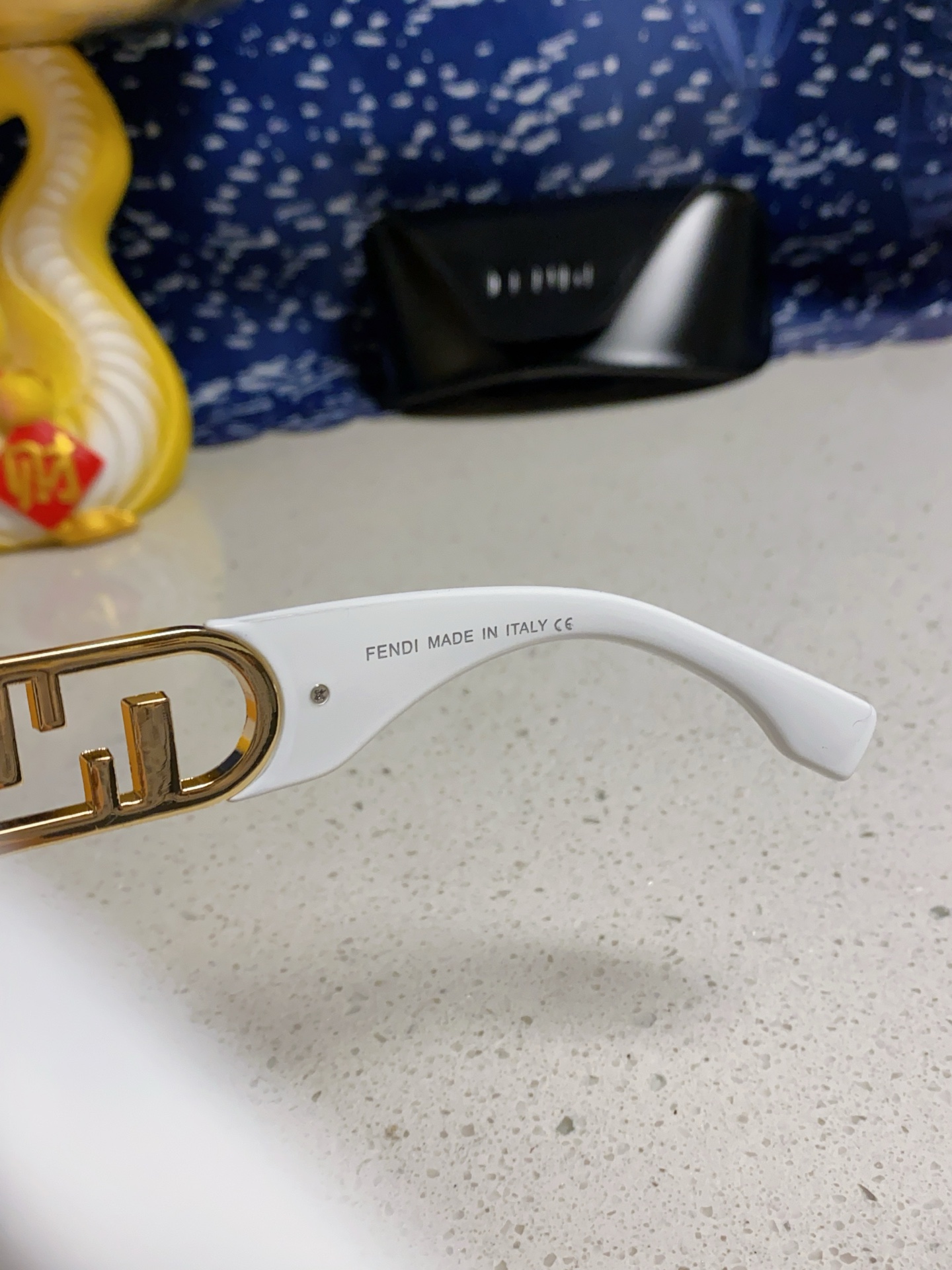  FENDI芬迪 卖了一批又一批，醋酸纤维O’Lock眼镜。金色金属镜腿，饰有超大O'Lock标志。超好