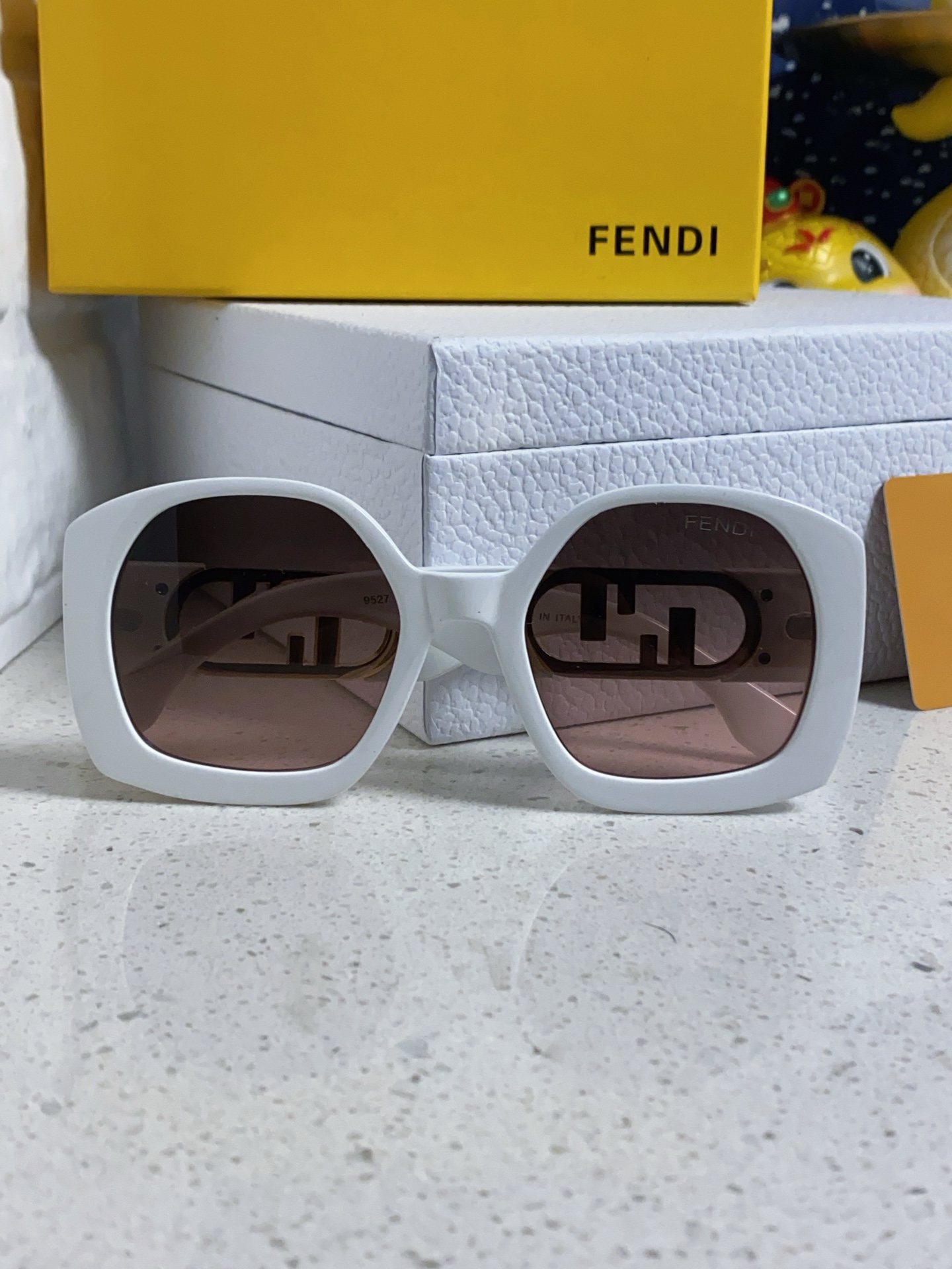 FENDI芬迪 卖了一批又一批，醋酸纤维O’Lock眼镜。金色金属镜腿，饰有超大O'Lock标志。超好