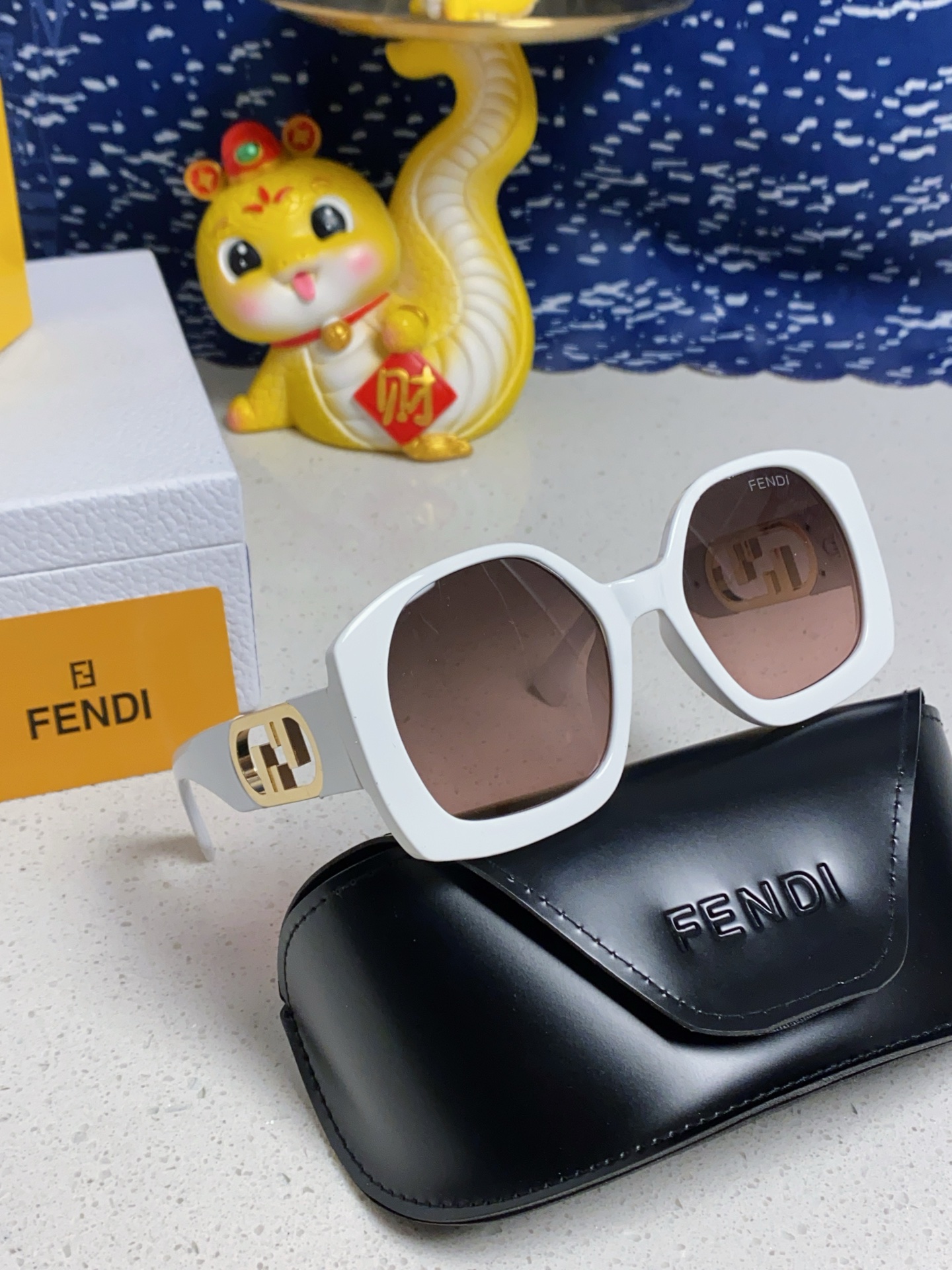  FENDI芬迪 卖了一批又一批，醋酸纤维O’Lock眼镜。金色金属镜腿，饰有超大O'Lock标志。超好