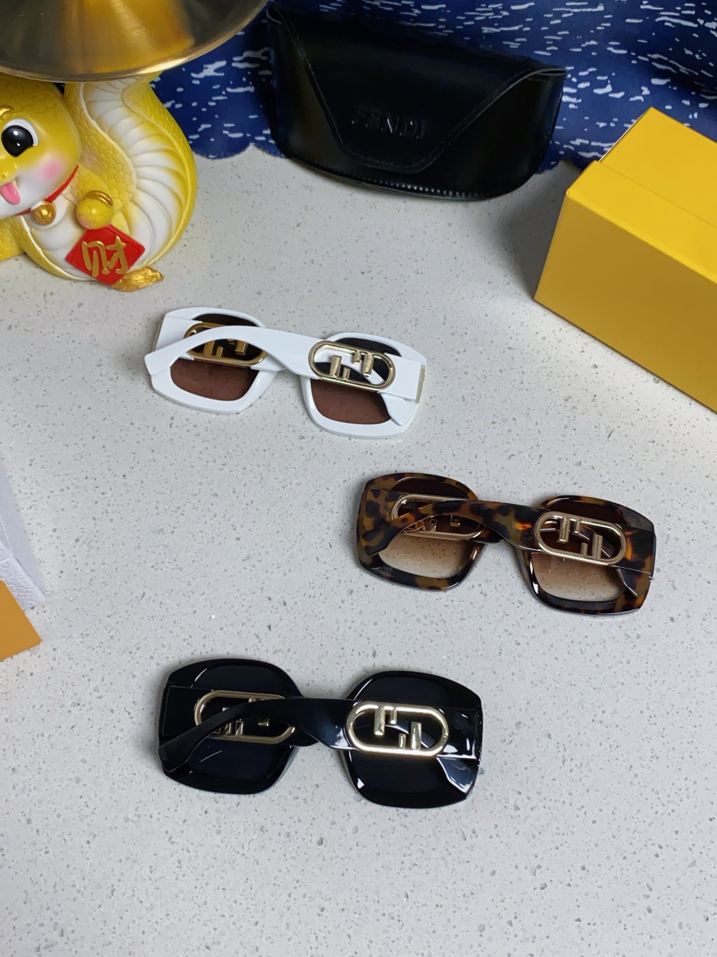  FENDI芬迪 卖了一批又一批，醋酸纤维O’Lock眼镜。金色金属镜腿，饰有超大O'Lock标志。超好