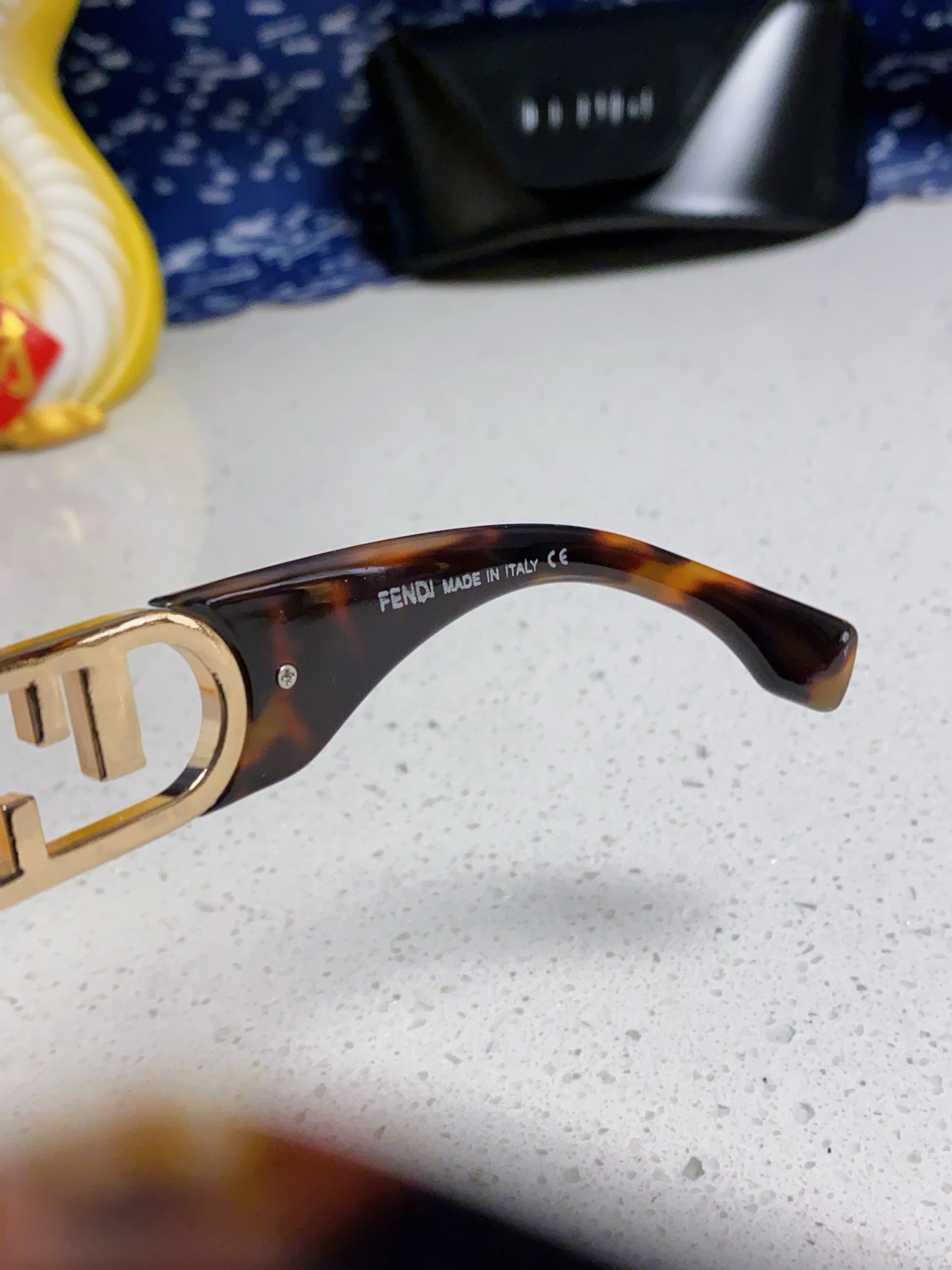  FENDI芬迪 卖了一批又一批，醋酸纤维O’Lock眼镜。金色金属镜腿，饰有超大O'Lock标志。超好