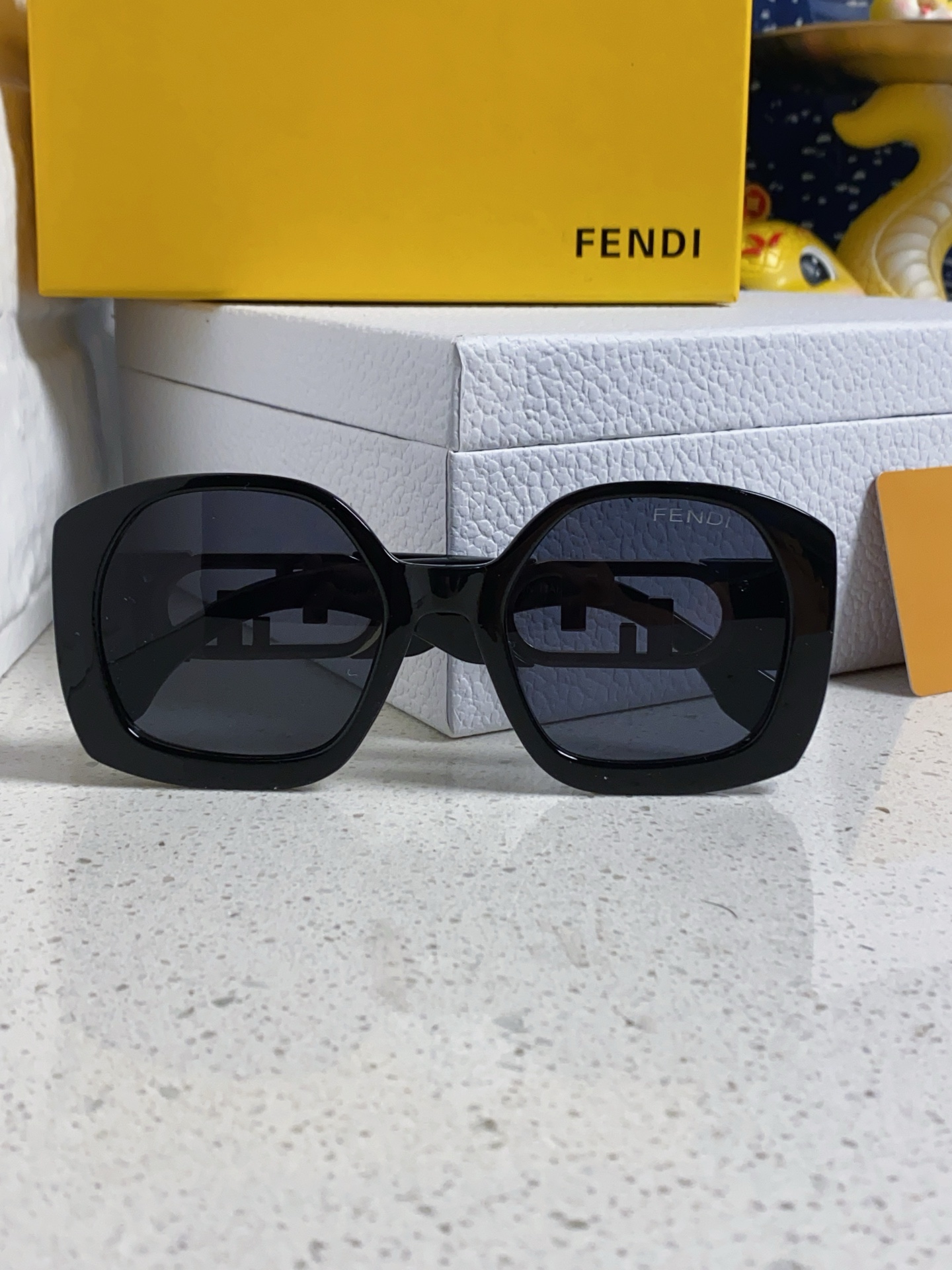  FENDI芬迪 卖了一批又一批，醋酸纤维O’Lock眼镜。金色金属镜腿，饰有超大O'Lock标志。超好
