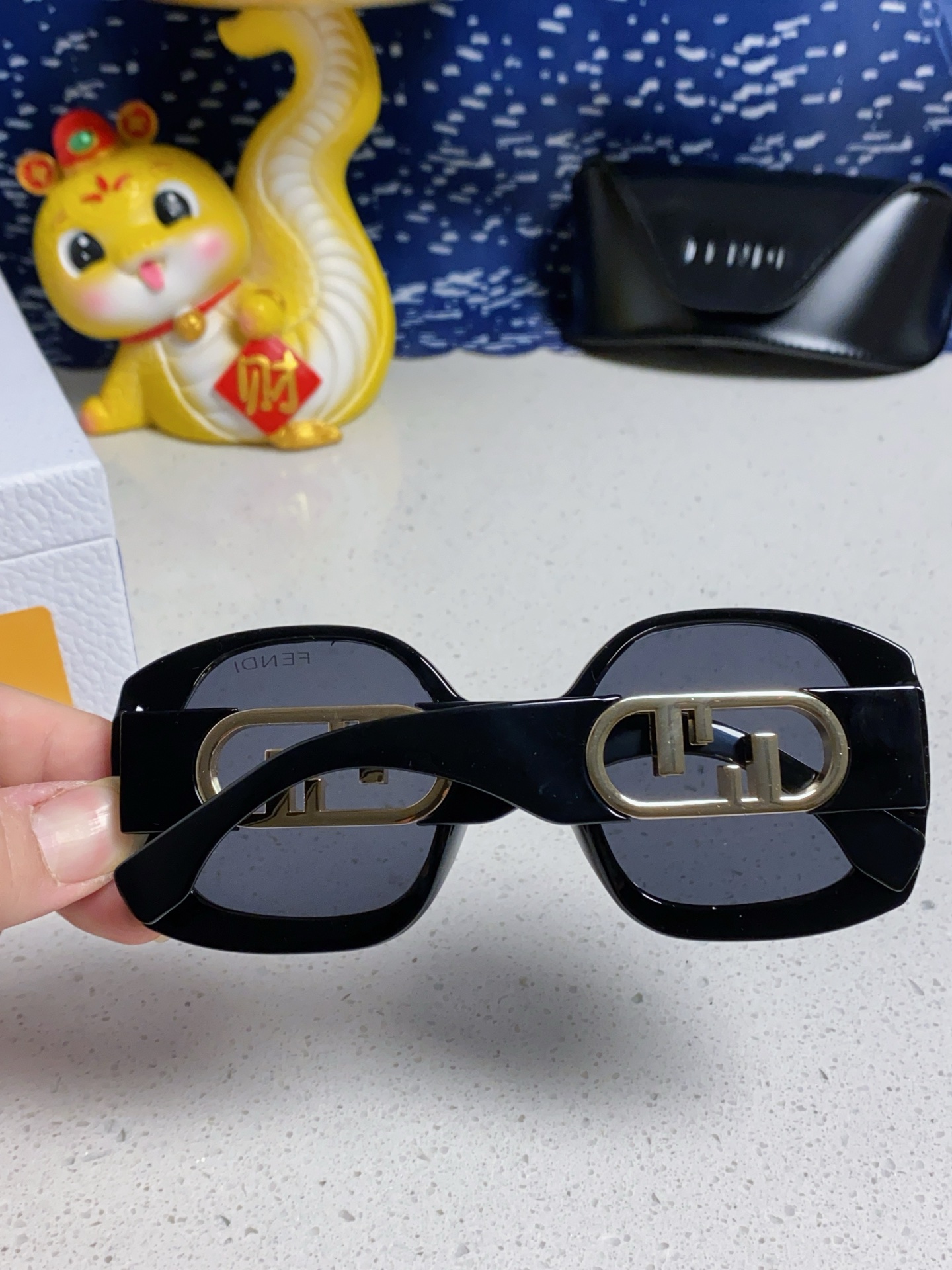  FENDI芬迪 卖了一批又一批，醋酸纤维O’Lock眼镜。金色金属镜腿，饰有超大O'Lock标志。超好