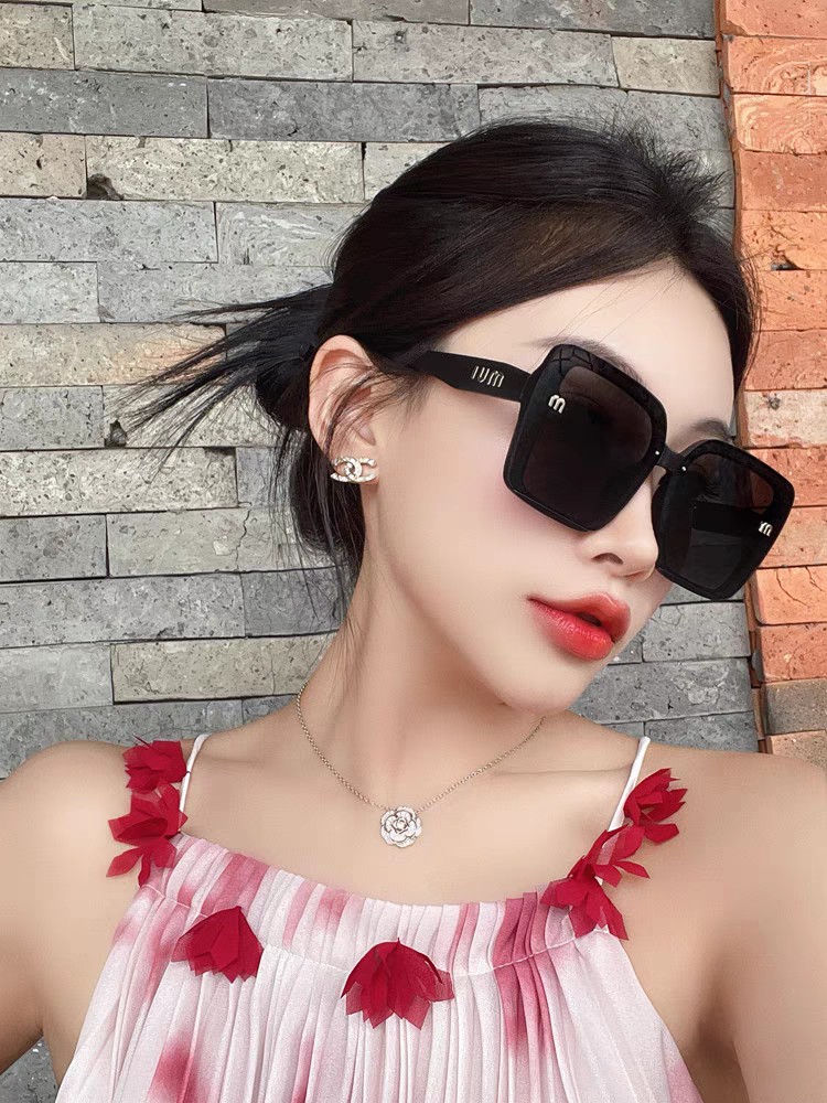  Miumiu缪缪 2025新款偏光墨镜时尚太阳镜方框显瘦女士网红直播爆款街拍眼镜潮