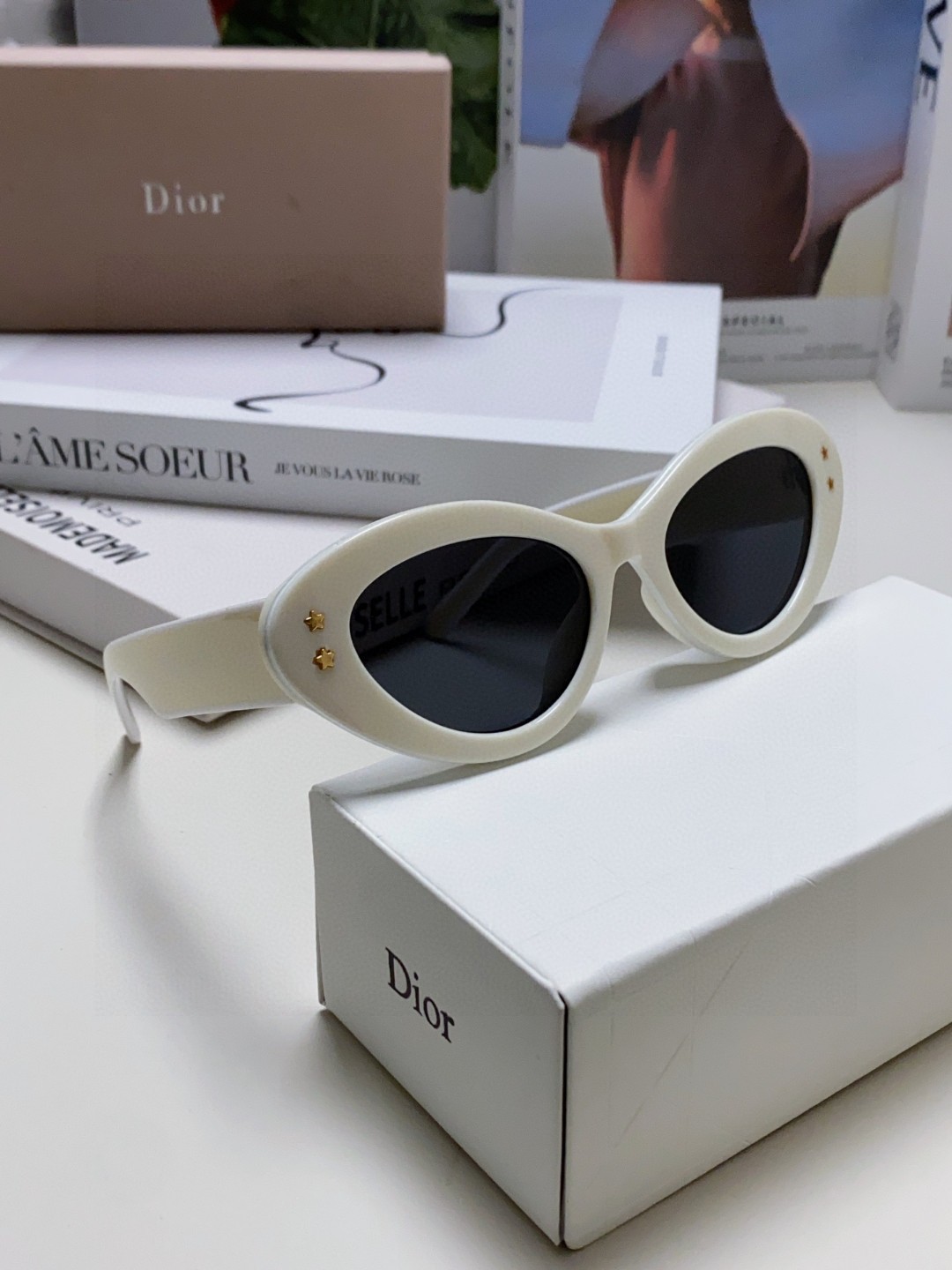 DIOR 迪奥 猫眼时尚女款墨镜 
经典双色拼搭
~正面饰以金色饰面星星五金
•醋酸纤维镜腿，饰以CH