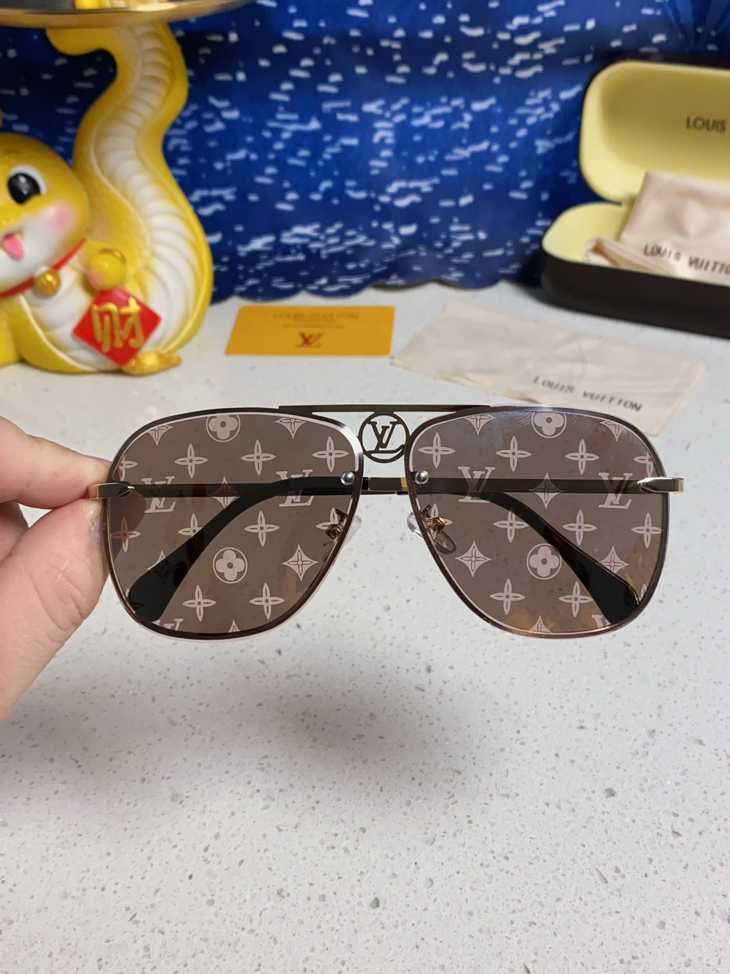  LV路易威登 新款首发太阳镜🕶️
男女同款	佩戴无敌舒适	
时尚潮流款
经典款金属单梁飞行员蛤蟆形时尚