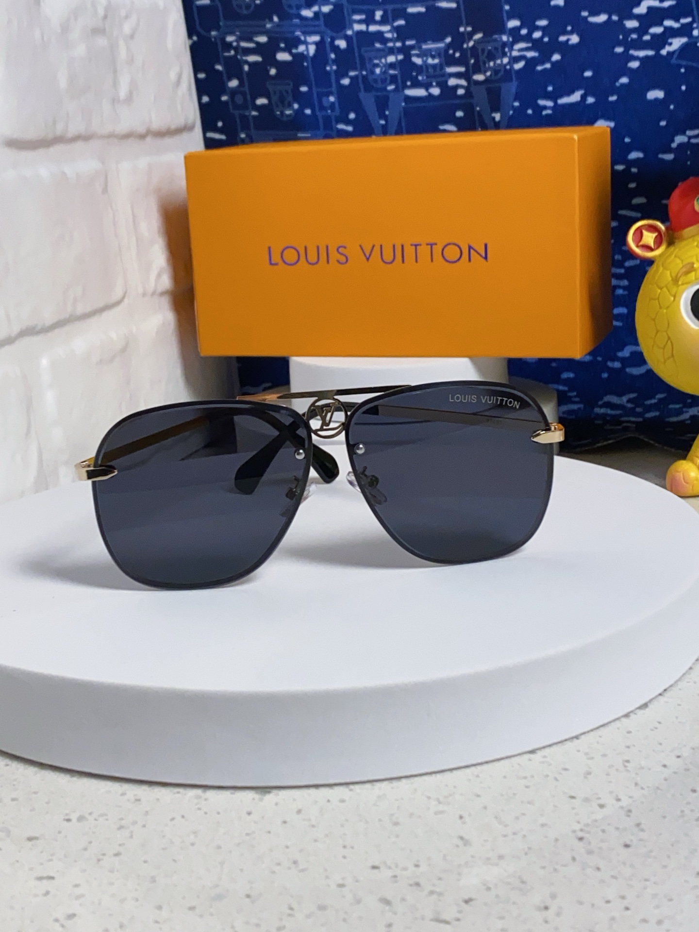  LV路易威登 新款首发太阳镜🕶️
男女同款	佩戴无敌舒适	
时尚潮流款
经典款金属单梁飞行员蛤蟆形时尚