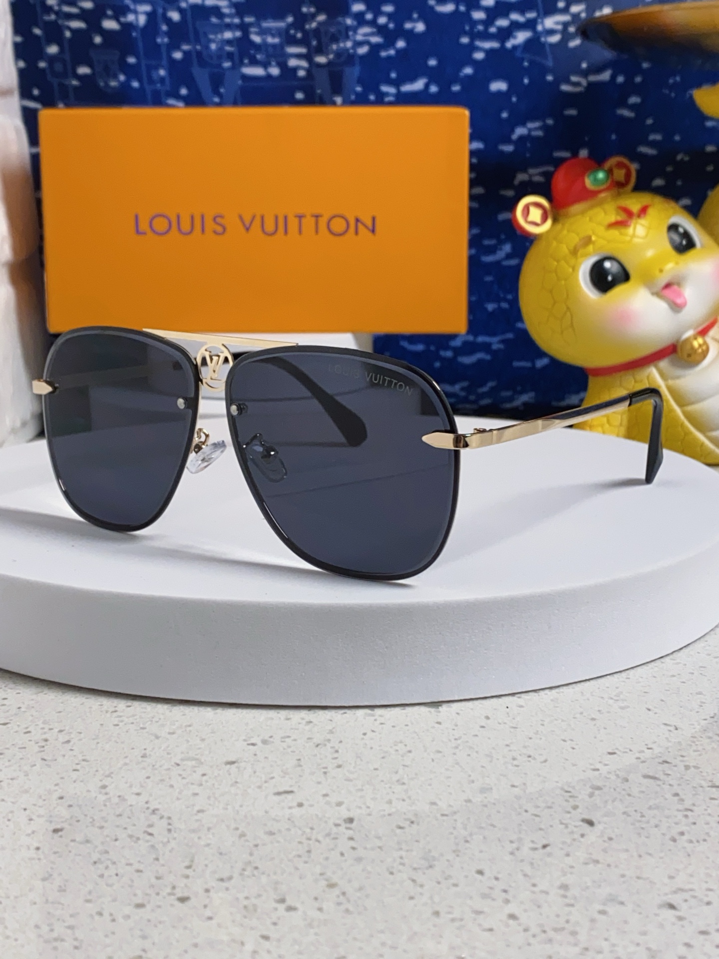  LV路易威登 新款首发太阳镜🕶️
男女同款	佩戴无敌舒适	
时尚潮流款
经典款金属单梁飞行员蛤蟆形时尚