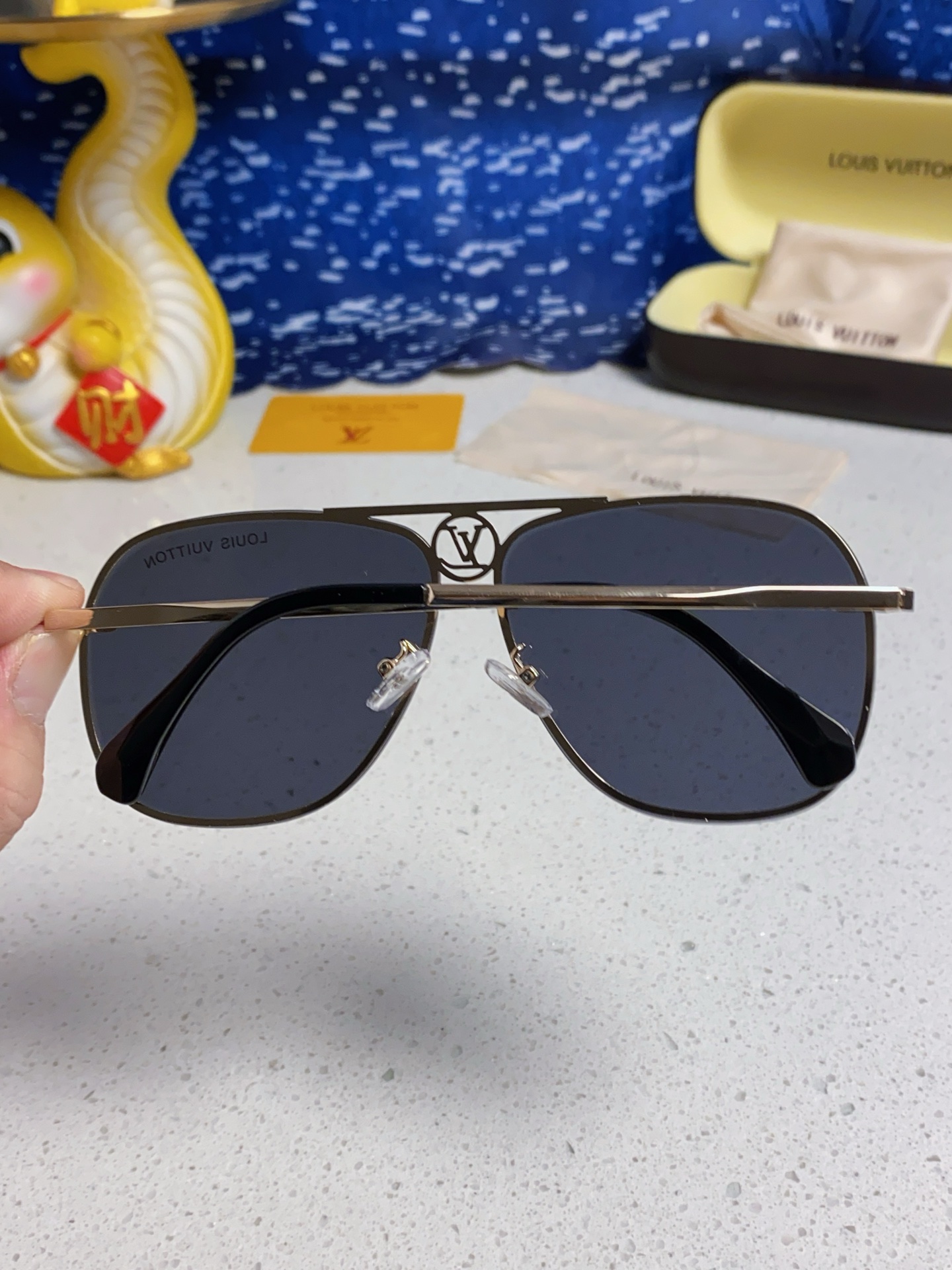  LV路易威登 新款首发太阳镜🕶️
男女同款	佩戴无敌舒适	
时尚潮流款
经典款金属单梁飞行员蛤蟆形时尚