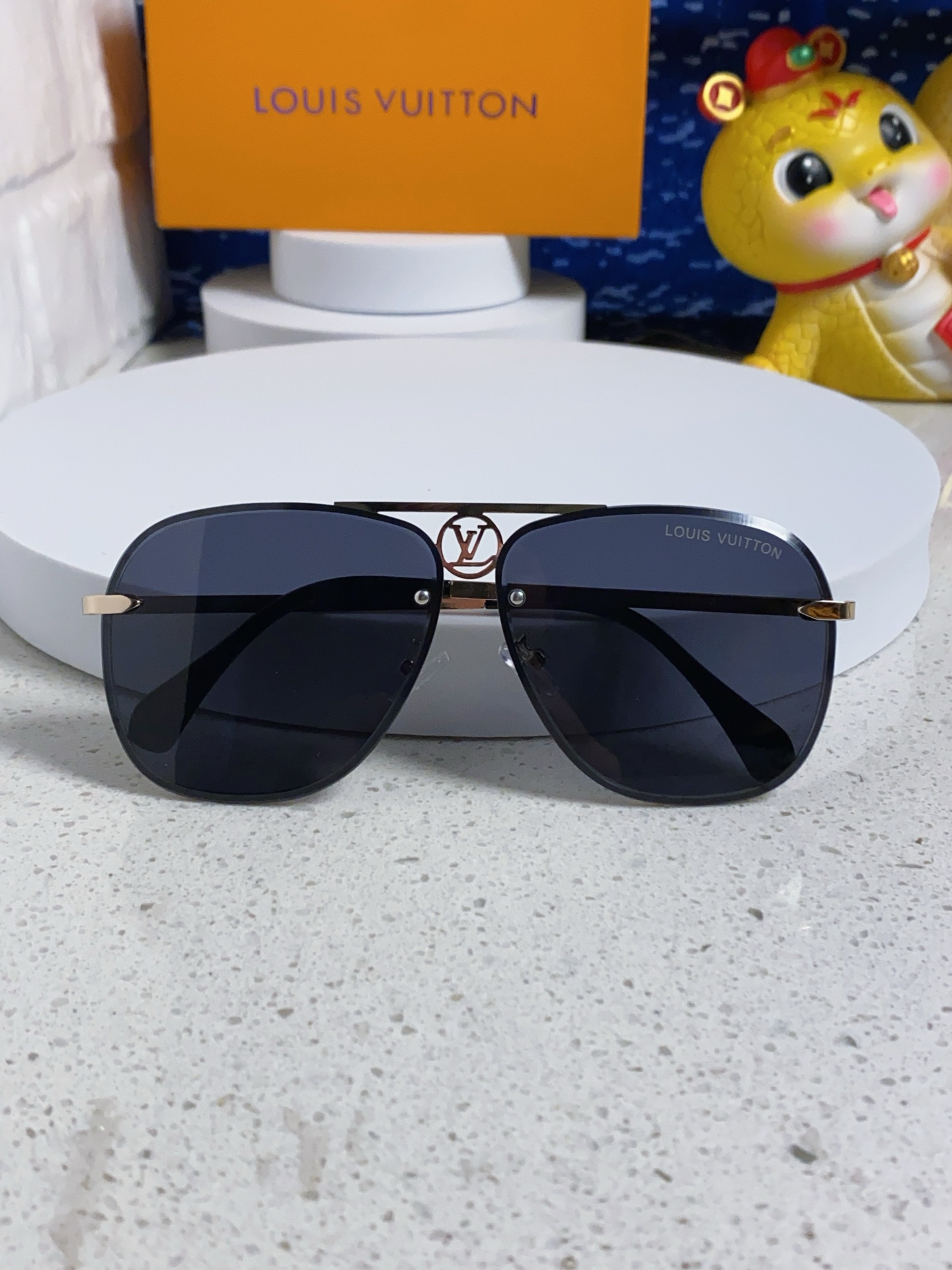  LV路易威登 新款首发太阳镜🕶️
男女同款	佩戴无敌舒适	
时尚潮流款
经典款金属单梁飞行员蛤蟆形时尚