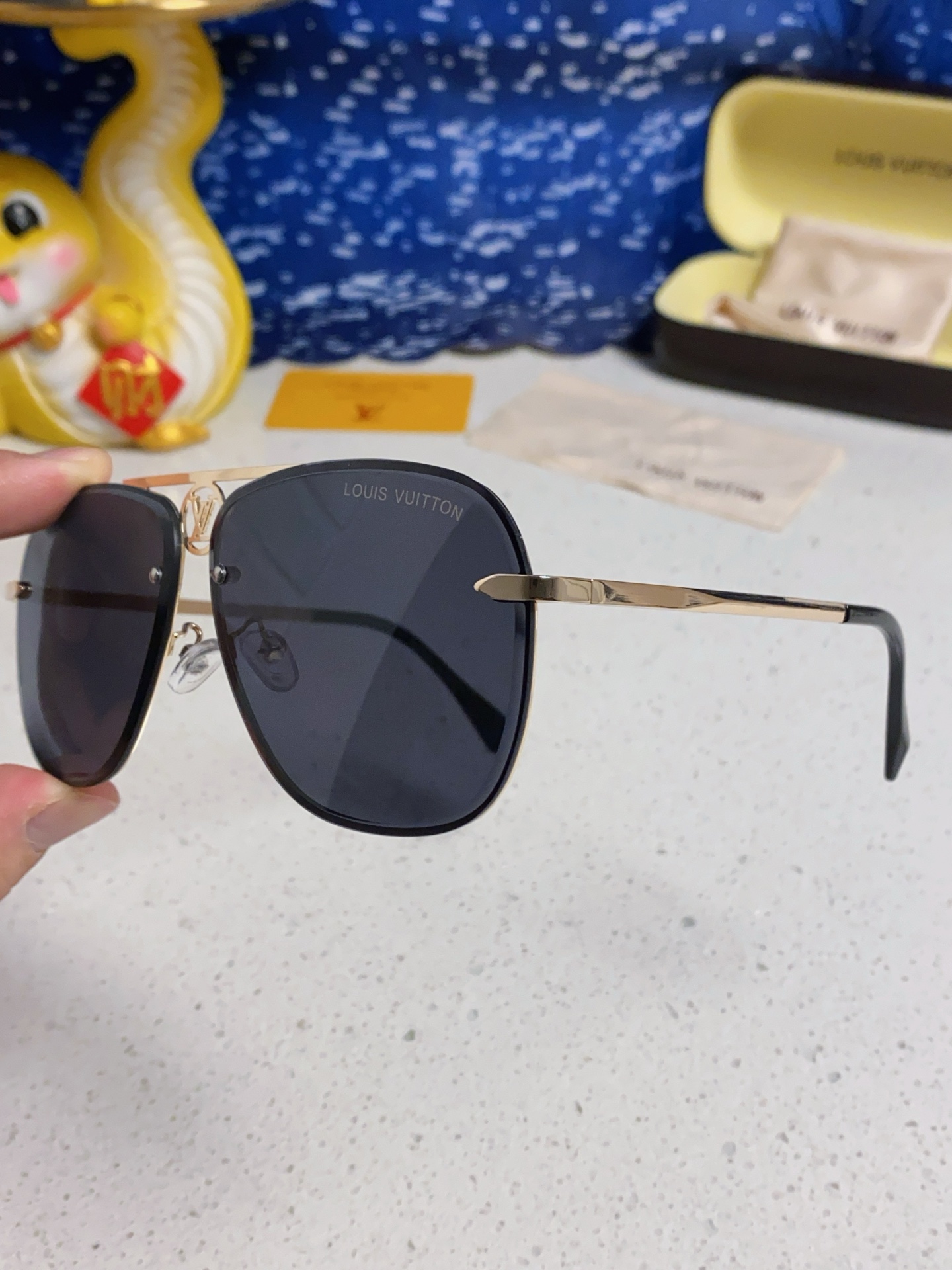  LV路易威登 新款首发太阳镜🕶️
男女同款	佩戴无敌舒适	
时尚潮流款
经典款金属单梁飞行员蛤蟆形时尚