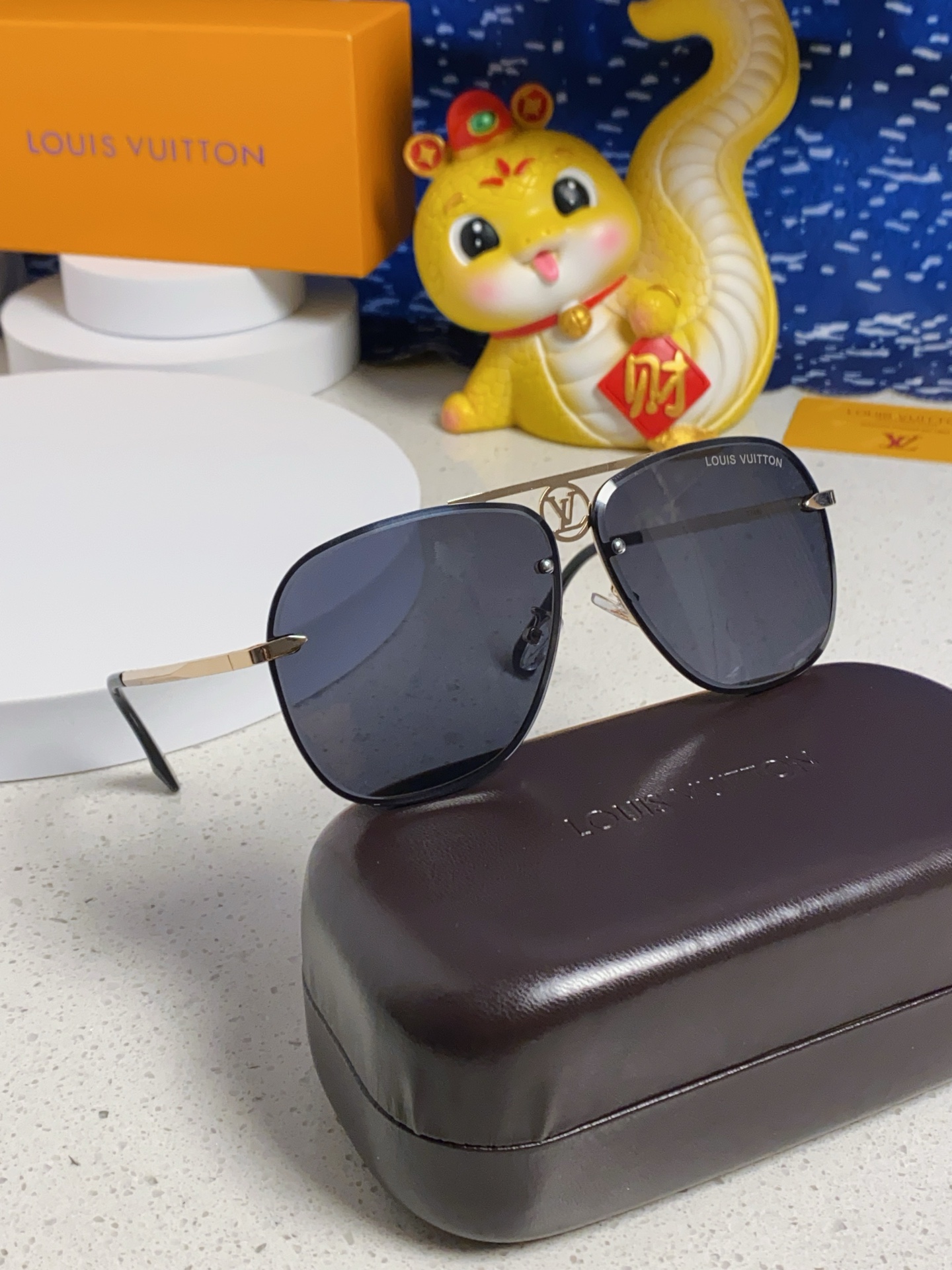 LV路易威登 新款首发太阳镜🕶️
男女同款	佩戴无敌舒适	
时尚潮流款
经典款金属单梁飞行员蛤蟆形时尚