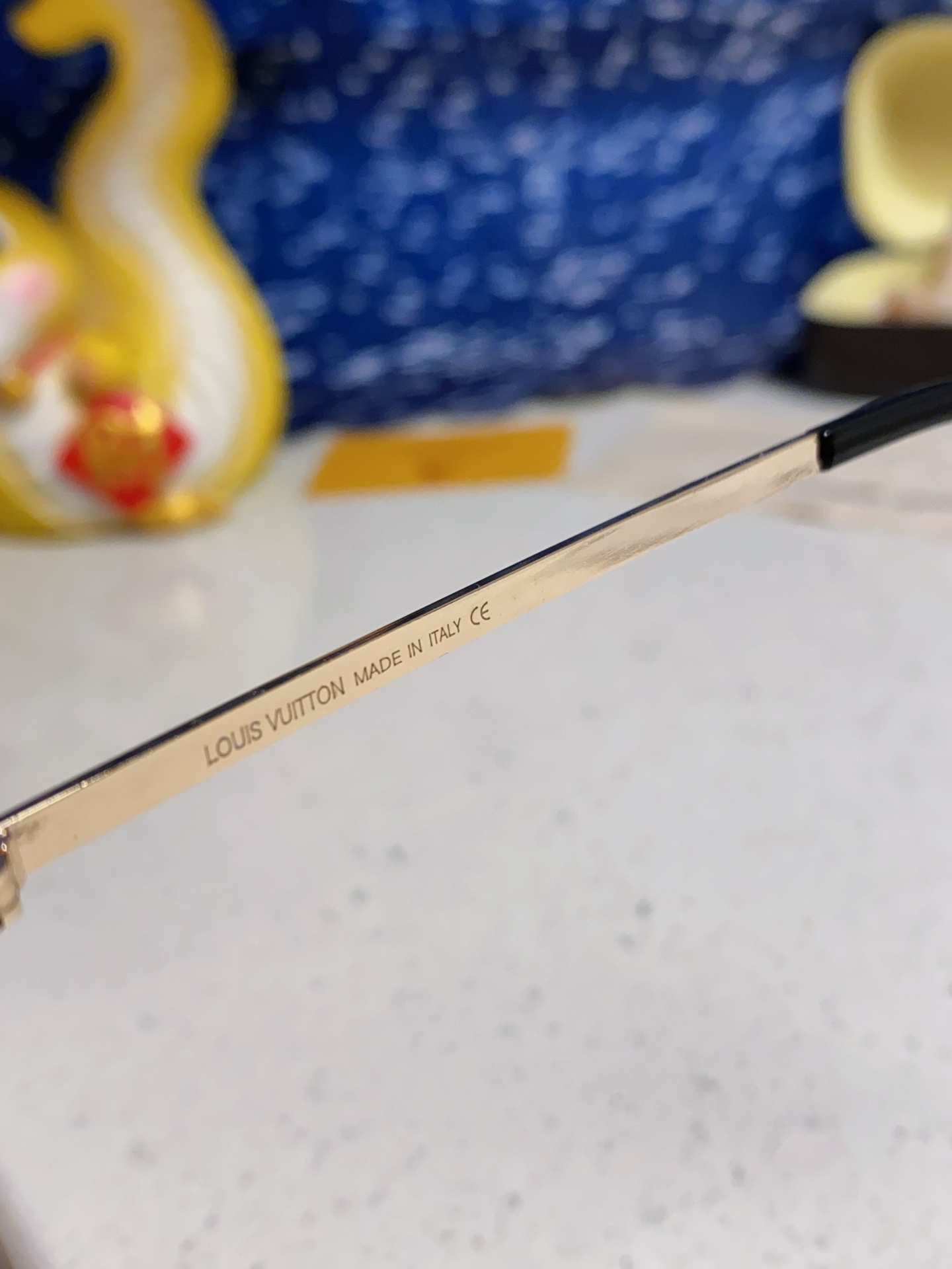  LV路易威登 新款首发太阳镜🕶️
男女同款	佩戴无敌舒适	
时尚潮流款
经典款金属单梁飞行员蛤蟆形时尚
