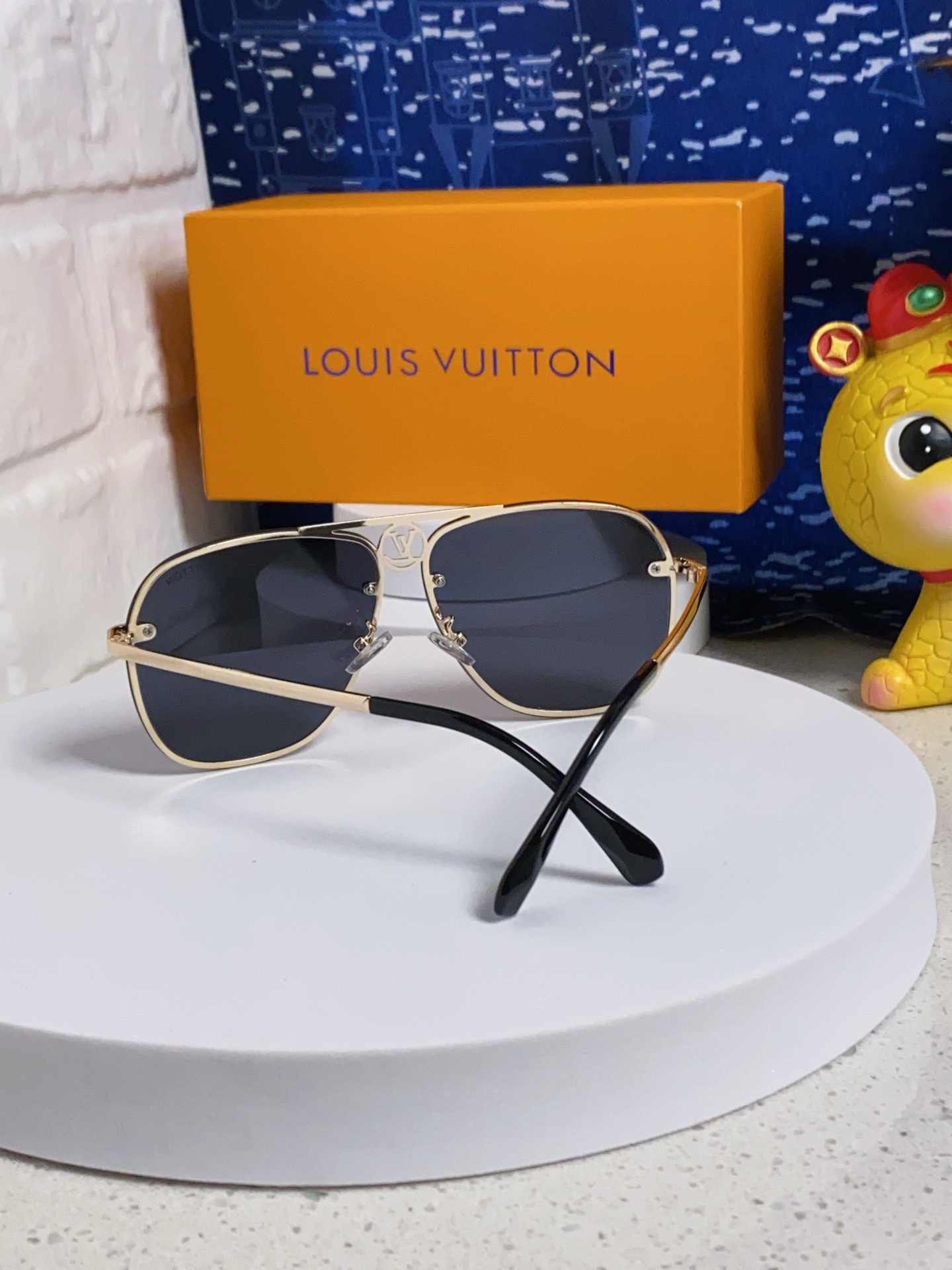  LV路易威登 新款首发太阳镜🕶️
男女同款	佩戴无敌舒适	
时尚潮流款
经典款金属单梁飞行员蛤蟆形时尚
