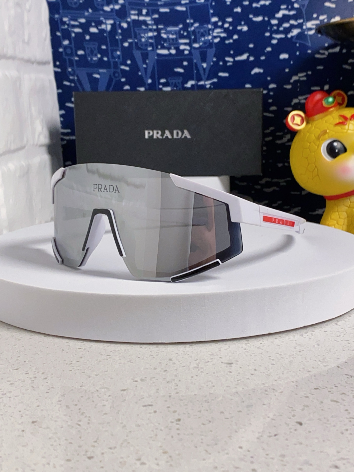  PRADA 普拉达 欧美高级感超轻大框连体防紫外线墨镜滑雪骑行户外护目太阳眼镜 男女通用 风镜