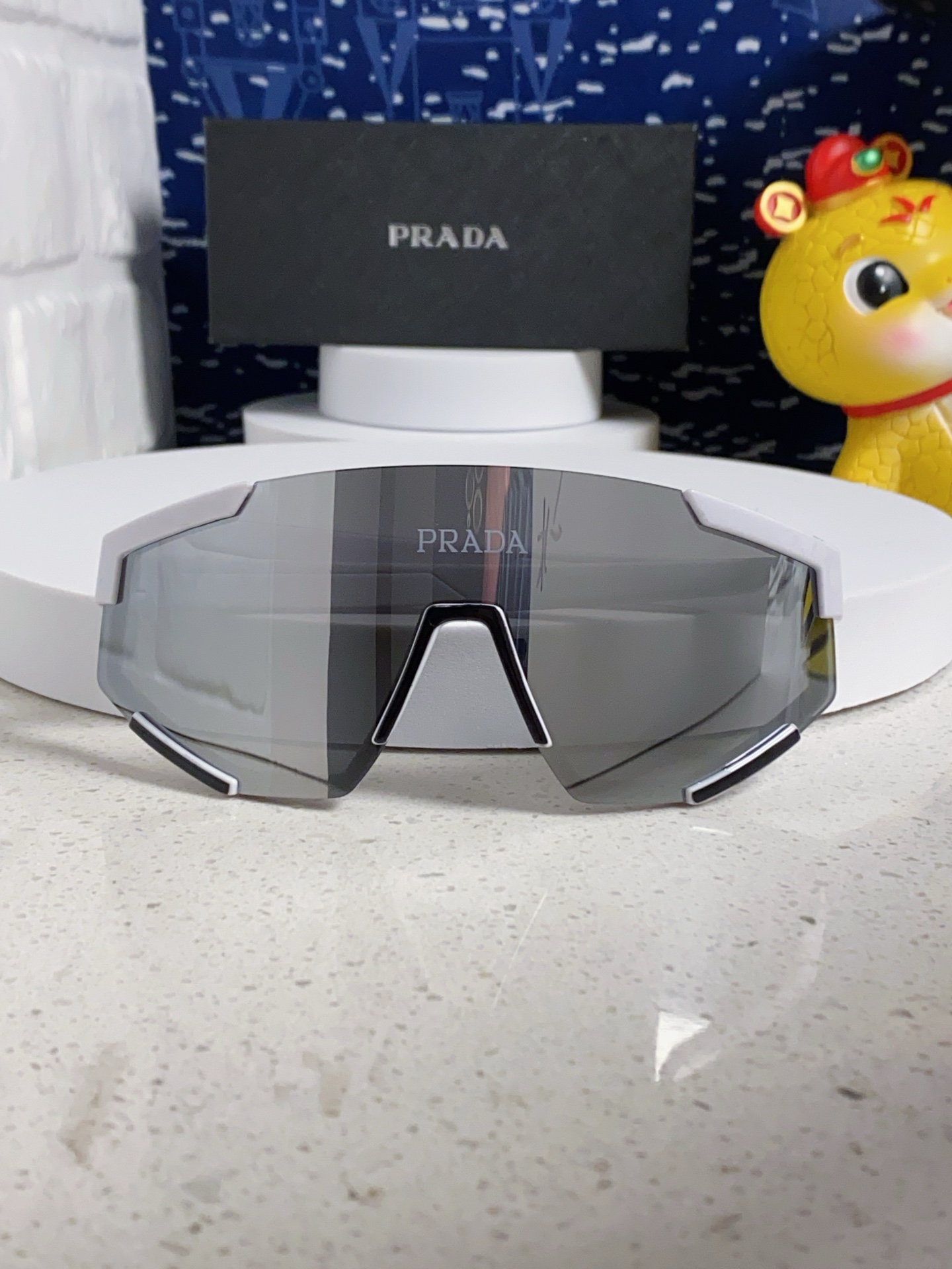  PRADA 普拉达 欧美高级感超轻大框连体防紫外线墨镜滑雪骑行户外护目太阳眼镜 男女通用 风镜