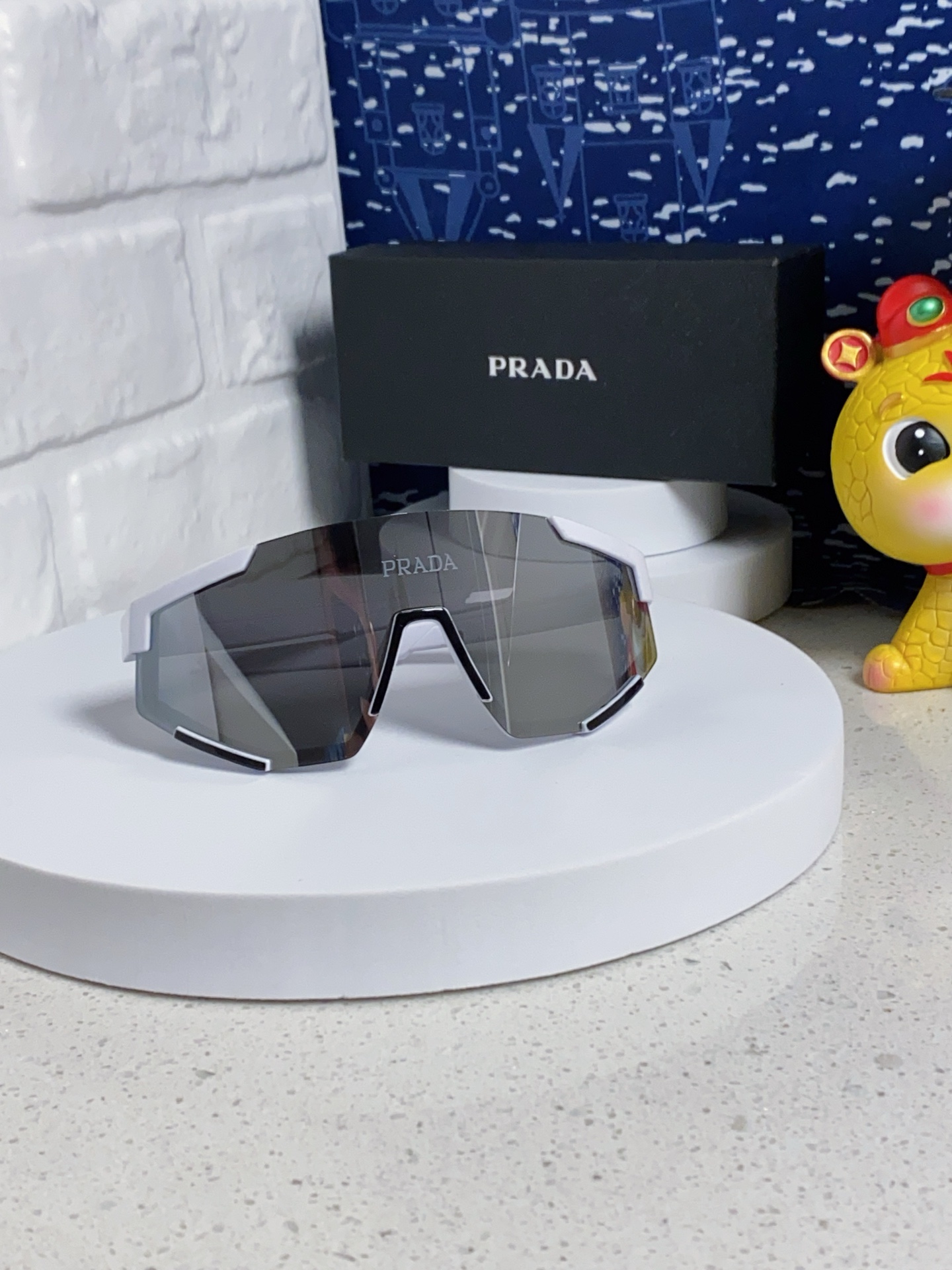  PRADA 普拉达 欧美高级感超轻大框连体防紫外线墨镜滑雪骑行户外护目太阳眼镜 男女通用 风镜
