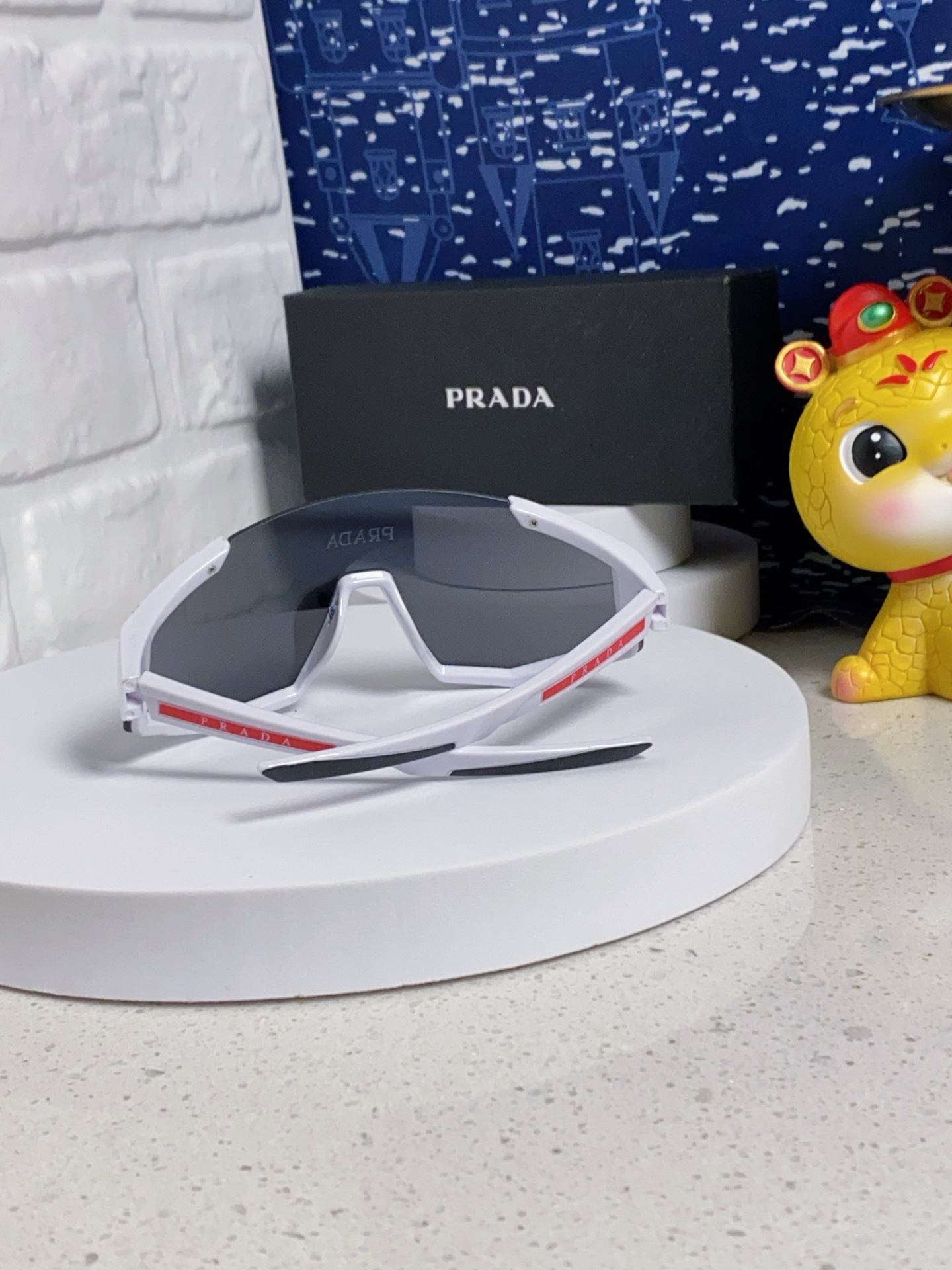 PRADA 普拉达 欧美高级感超轻大框连体防紫外线墨镜滑雪骑行户外护目太阳眼镜 男女通用 风镜