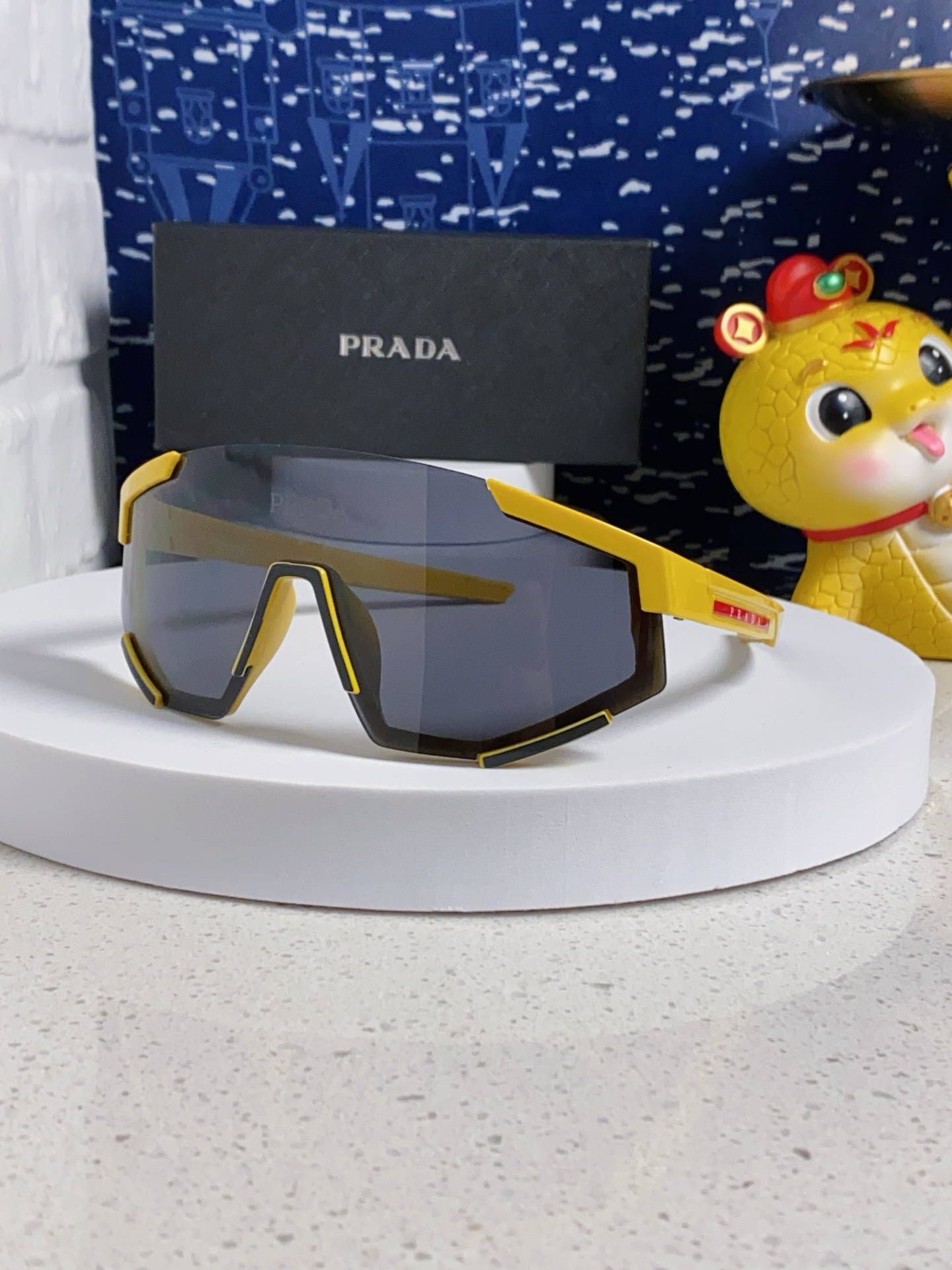 PRADA 普拉达 欧美高级感超轻大框连体防紫外线墨镜滑雪骑行户外护目太阳眼镜 男女通用 风镜