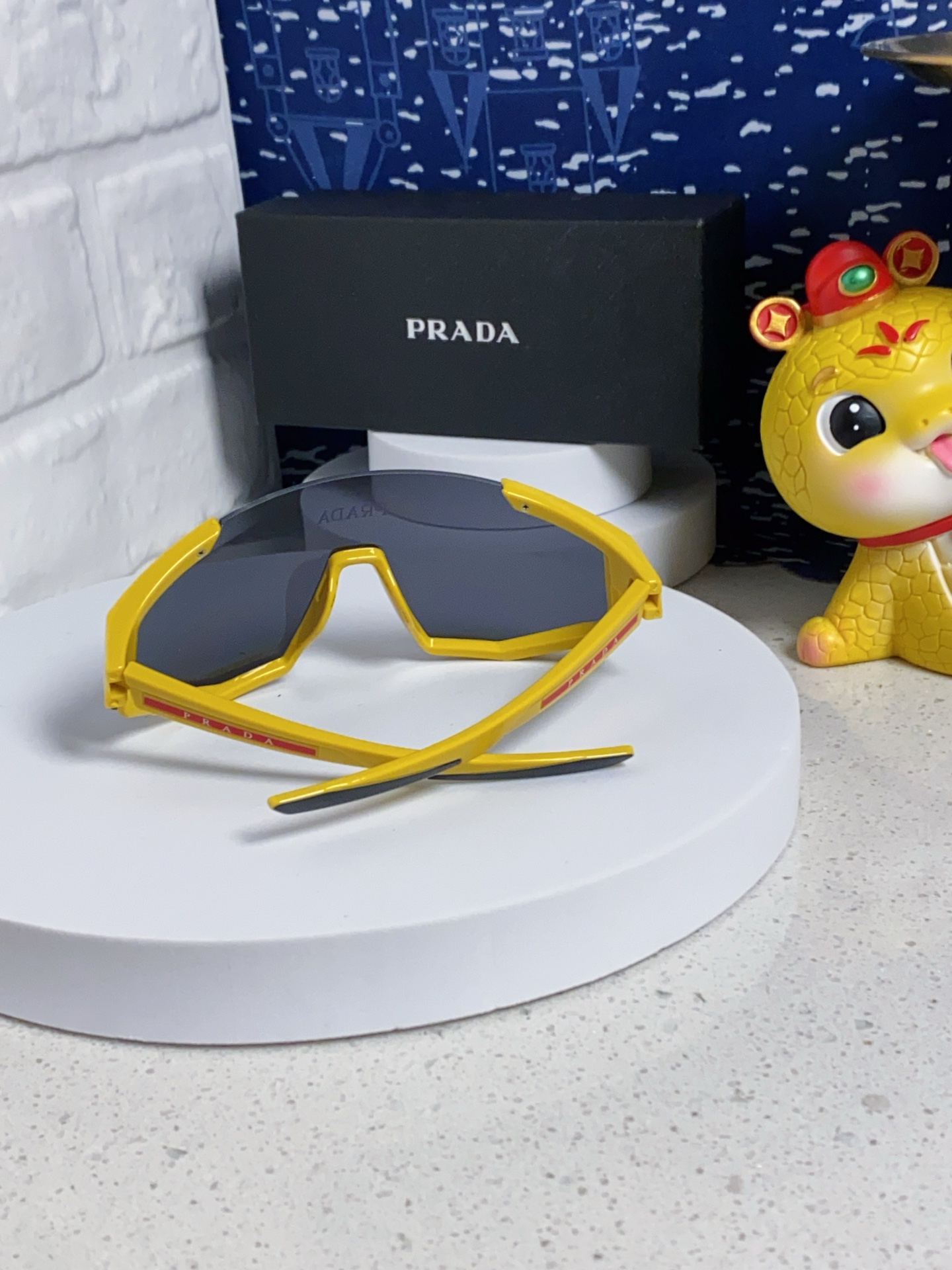  PRADA 普拉达 欧美高级感超轻大框连体防紫外线墨镜滑雪骑行户外护目太阳眼镜 男女通用 风镜