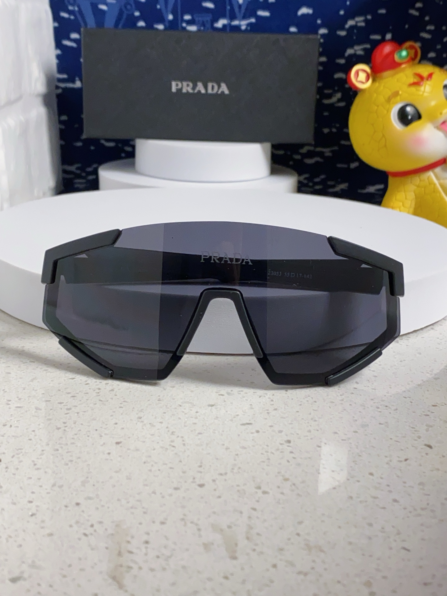  PRADA 普拉达 欧美高级感超轻大框连体防紫外线墨镜滑雪骑行户外护目太阳眼镜 男女通用 风镜