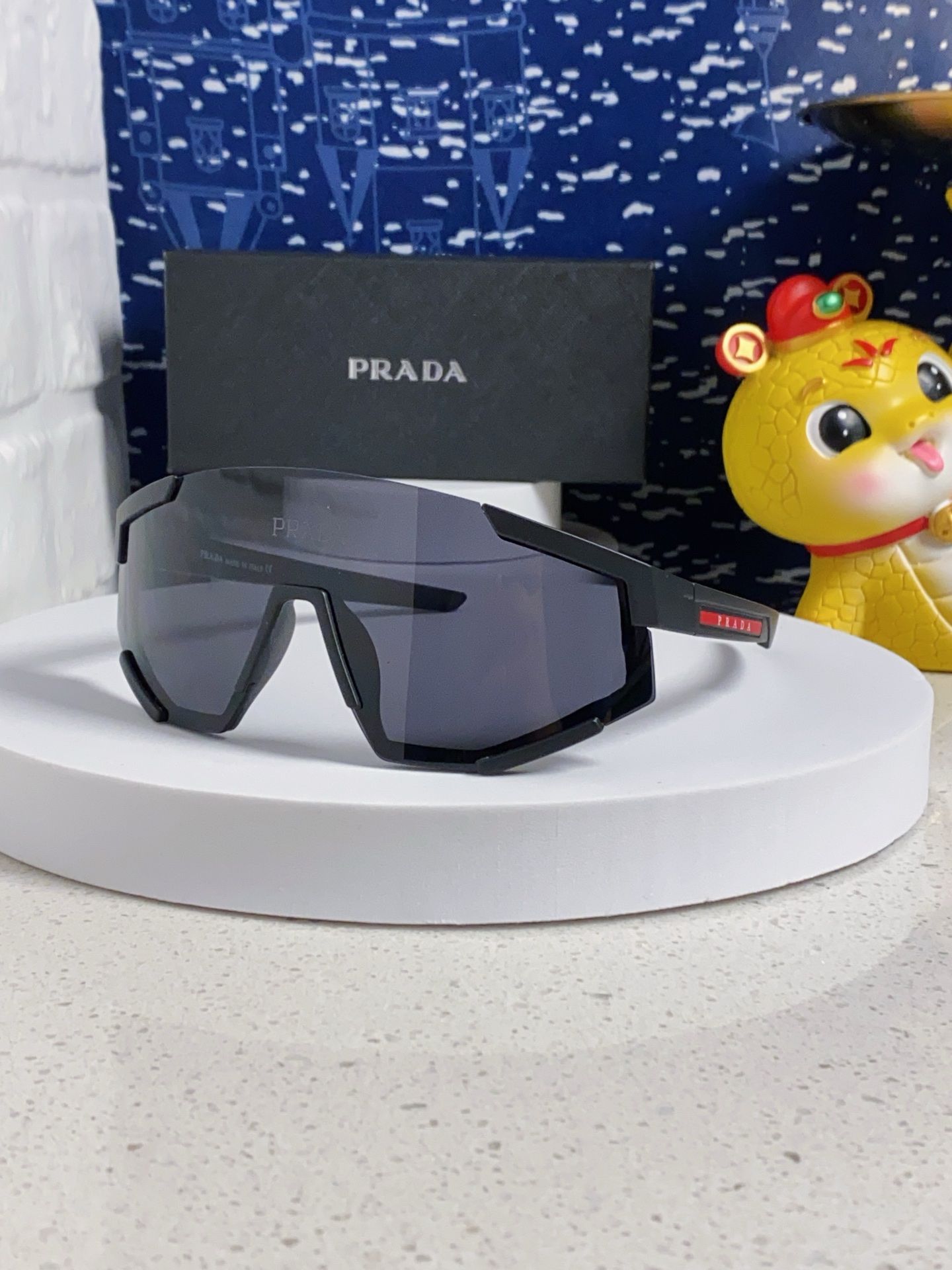  PRADA 普拉达 欧美高级感超轻大框连体防紫外线墨镜滑雪骑行户外护目太阳眼镜 男女通用 风镜