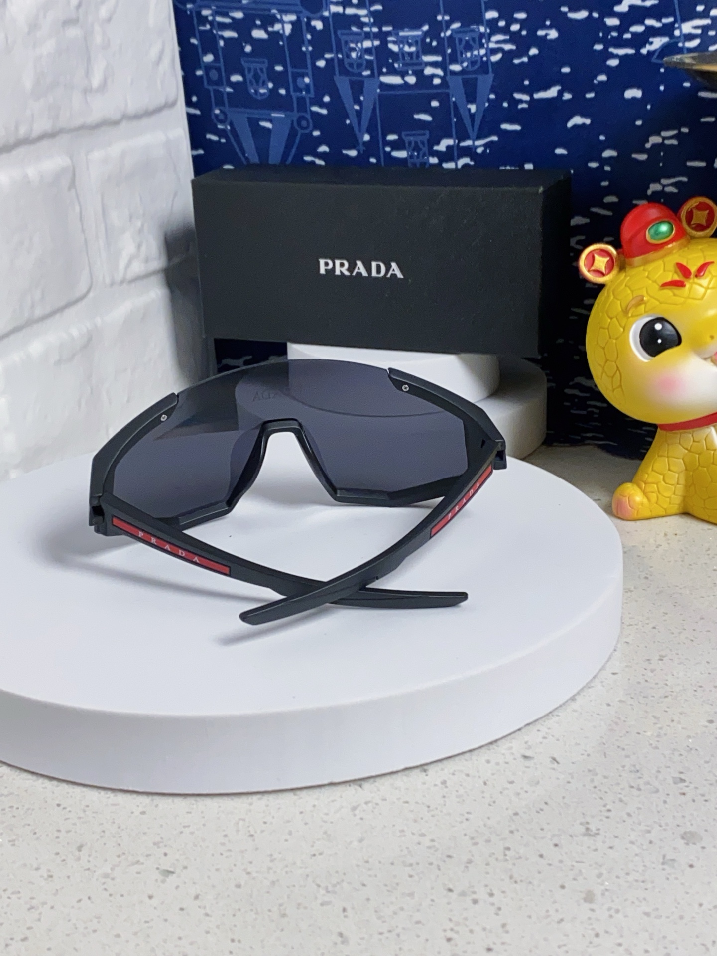  PRADA 普拉达 欧美高级感超轻大框连体防紫外线墨镜滑雪骑行户外护目太阳眼镜 男女通用 风镜