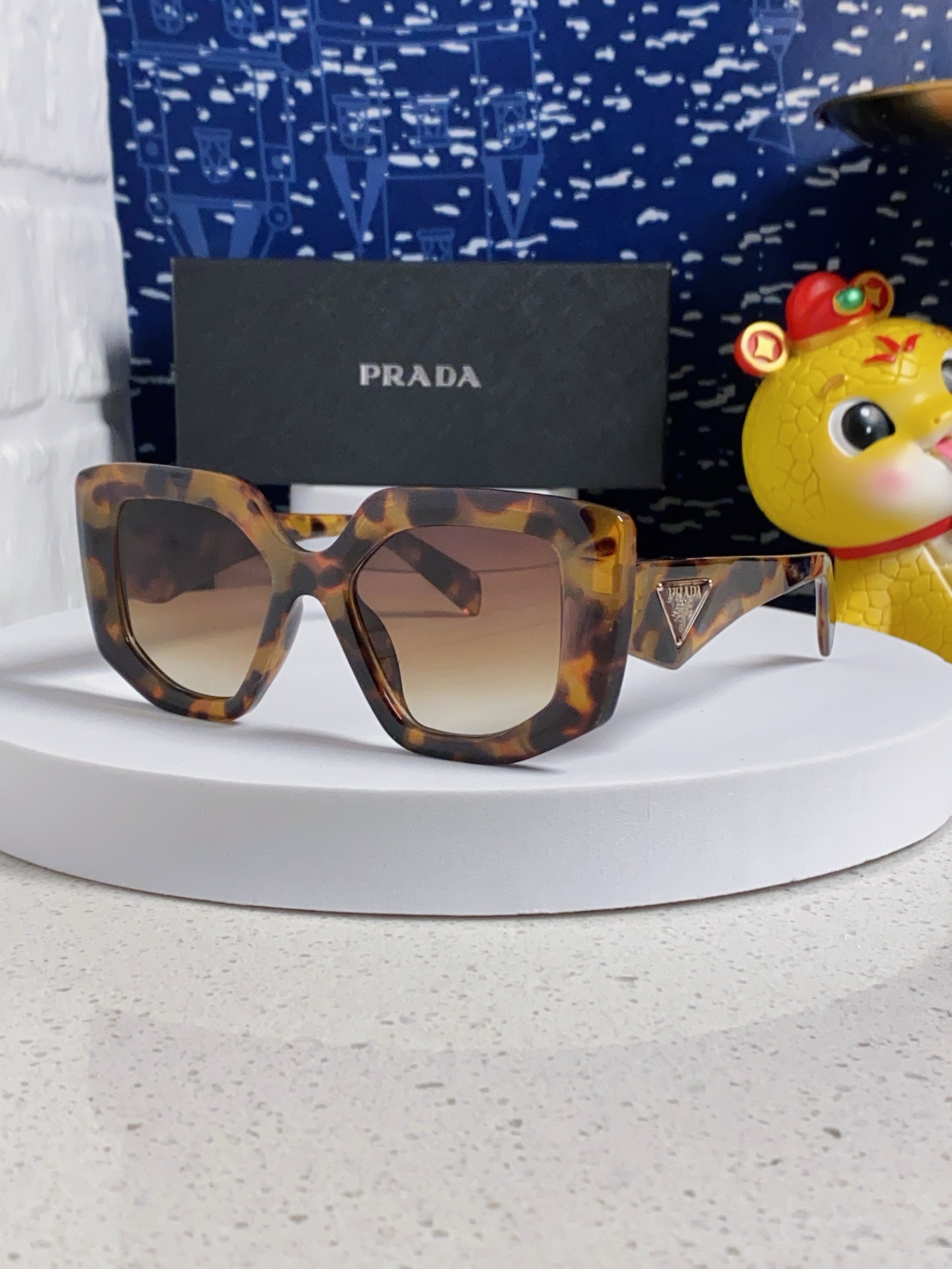  PRADA普拉达 2025新款 太阳镜经典三角标女士时尚蝶形猫眼墨镜 14ZSF