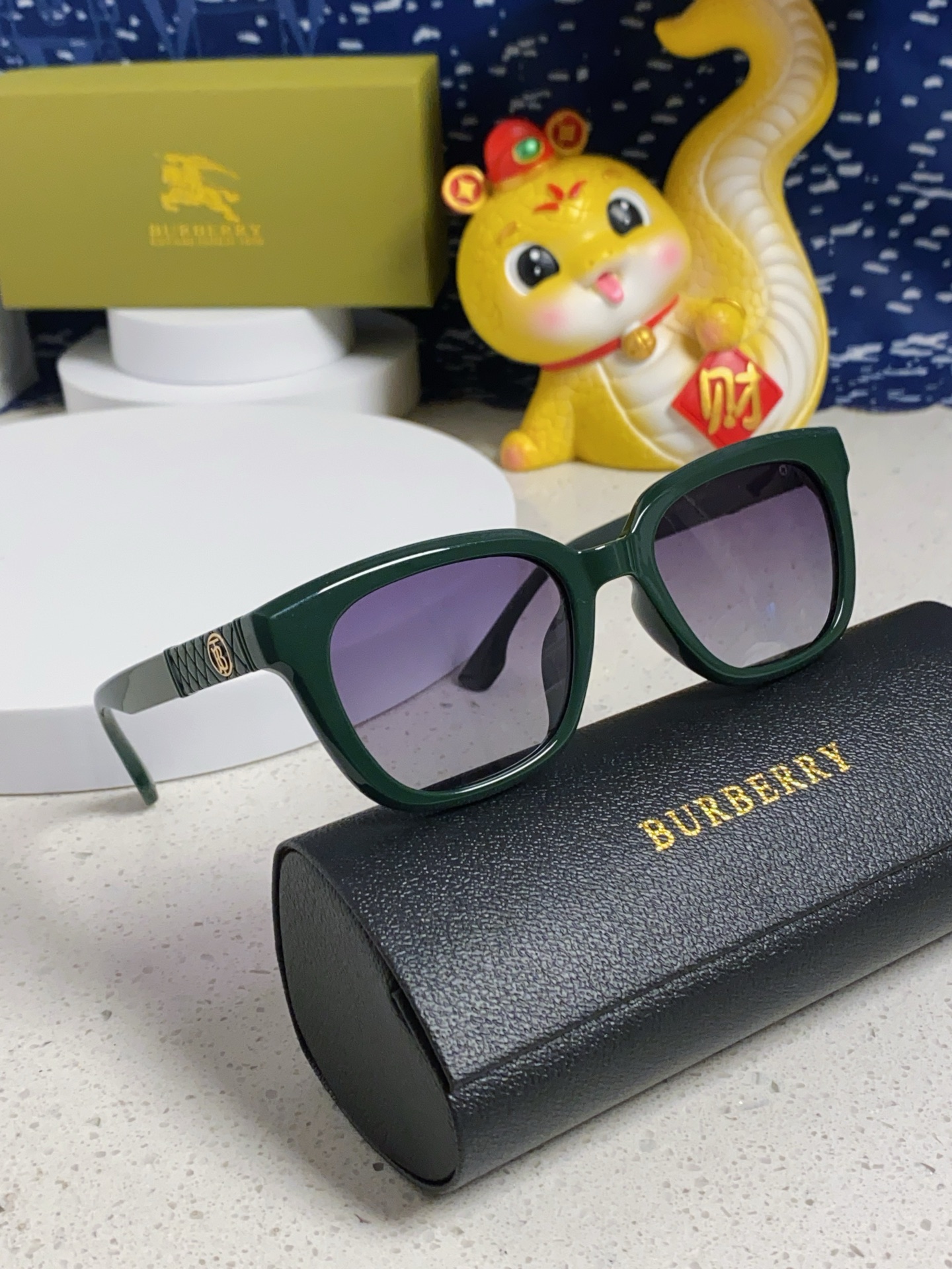  Burberry巴宝莉 2025新款太阳镜网红男女同款偏光墨镜时尚潮人防紫外线防晒太阳镜